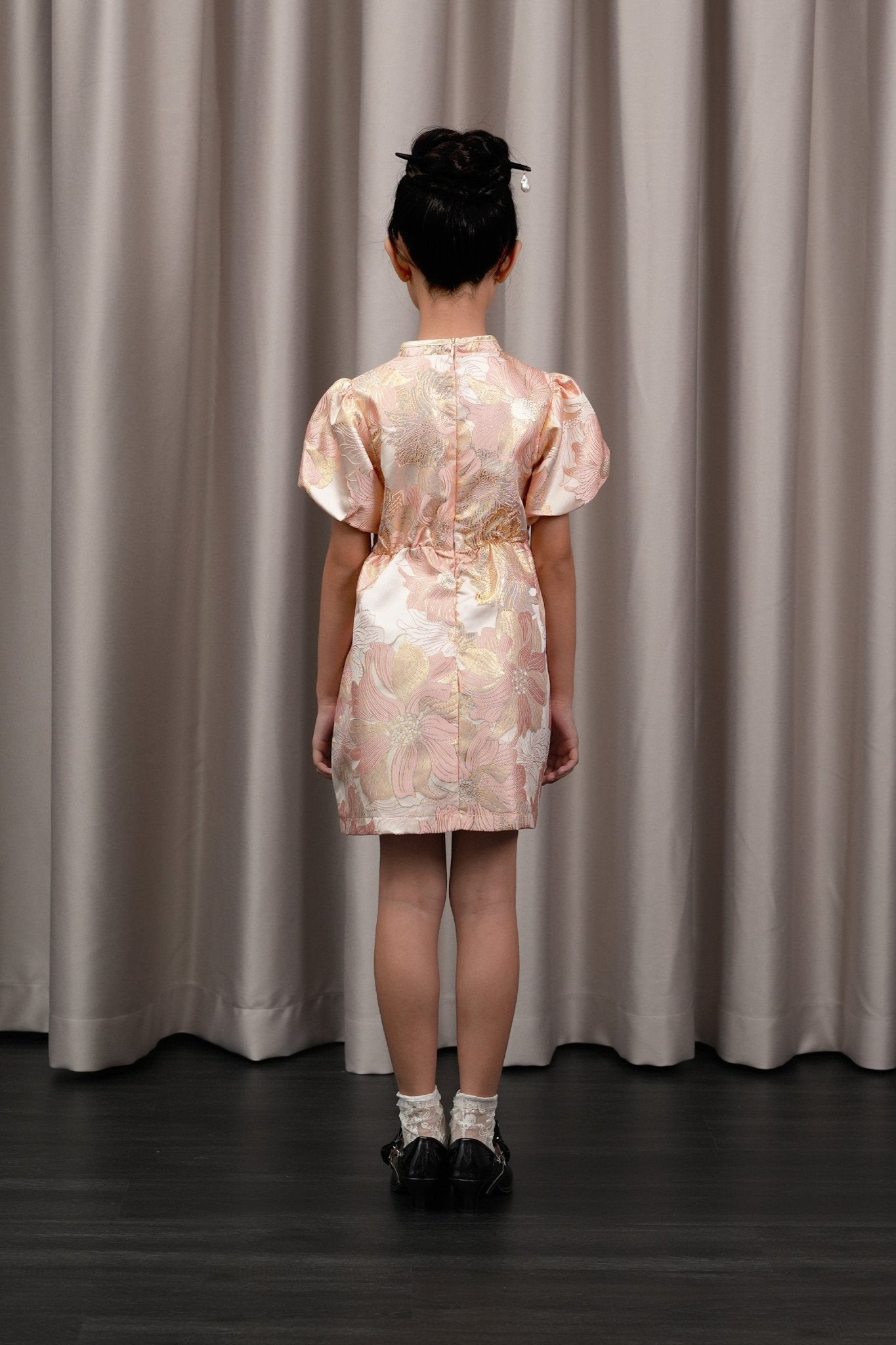 The Huā Collection Girl Puff Sleeves Cheongsam in 蕊 Blossom Jacquard Gold - Umbi