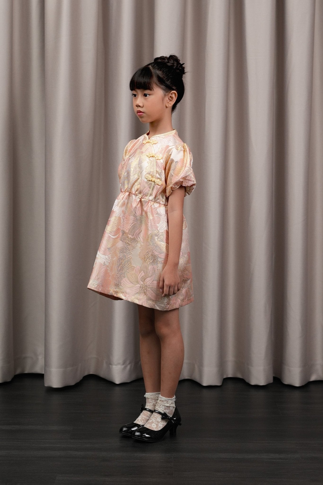 The Huā Collection Girl Puff Sleeves Cheongsam in 蕊 Blossom Jacquard Gold - Umbi