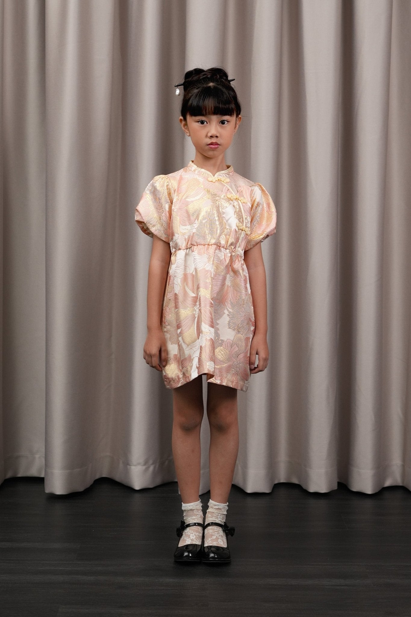 The Huā Collection Girl Puff Sleeves Cheongsam in 蕊 Blossom Jacquard Gold - Umbi