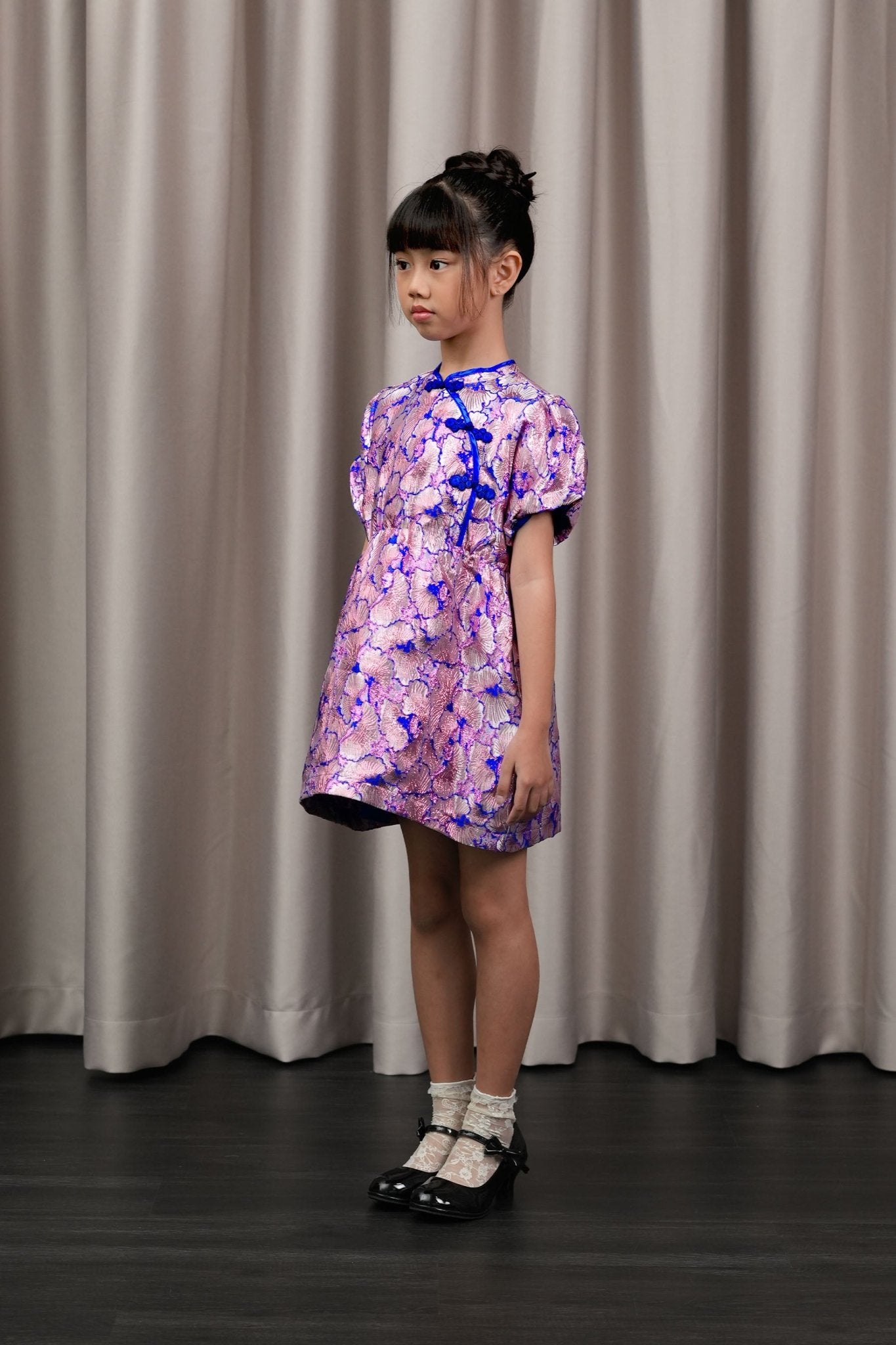 The Huā Collection Girl Puff Sleeves Cheongsam in 蕊 Blossom Jacquard Violet - Umbi