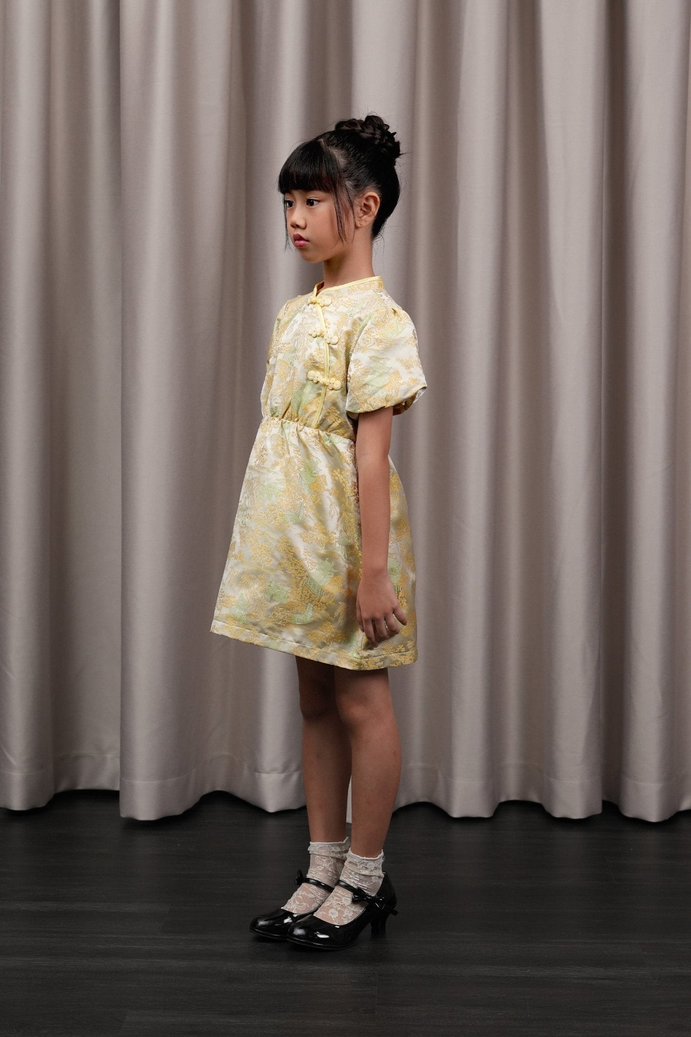The Huā Collection Girl Puff Sleeves Cheongsam in 蕊 Blossom Jacquard Yellow - Umbi