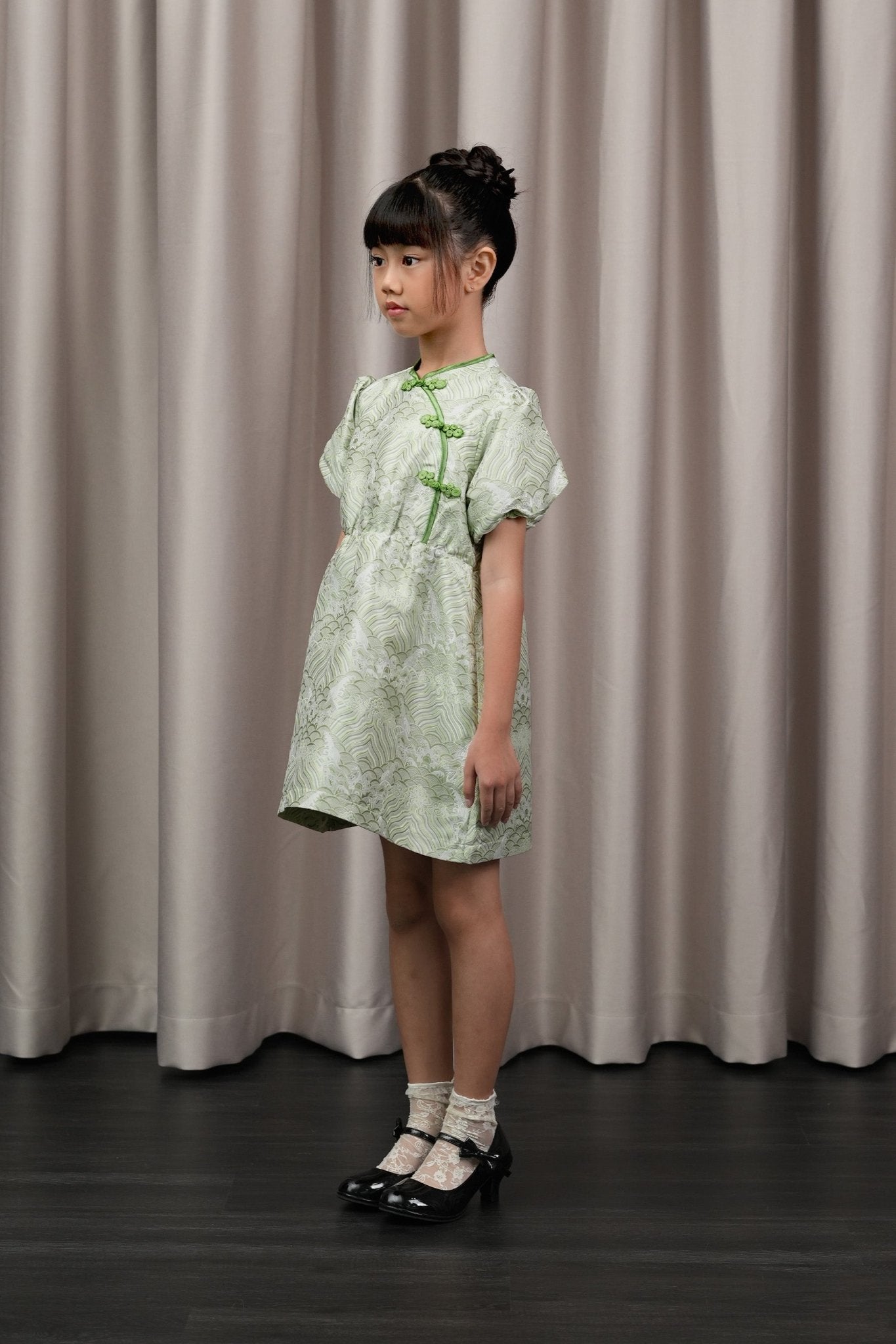 The Huā Collection Girl Puff Sleeves Cheongsam in 韵 Cadence Jacquard Green - Umbi