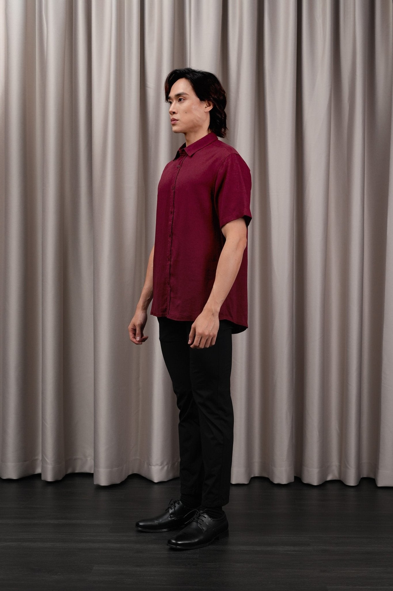 The Huā Collection Men Holiday Shirt in Maroon - Umbi