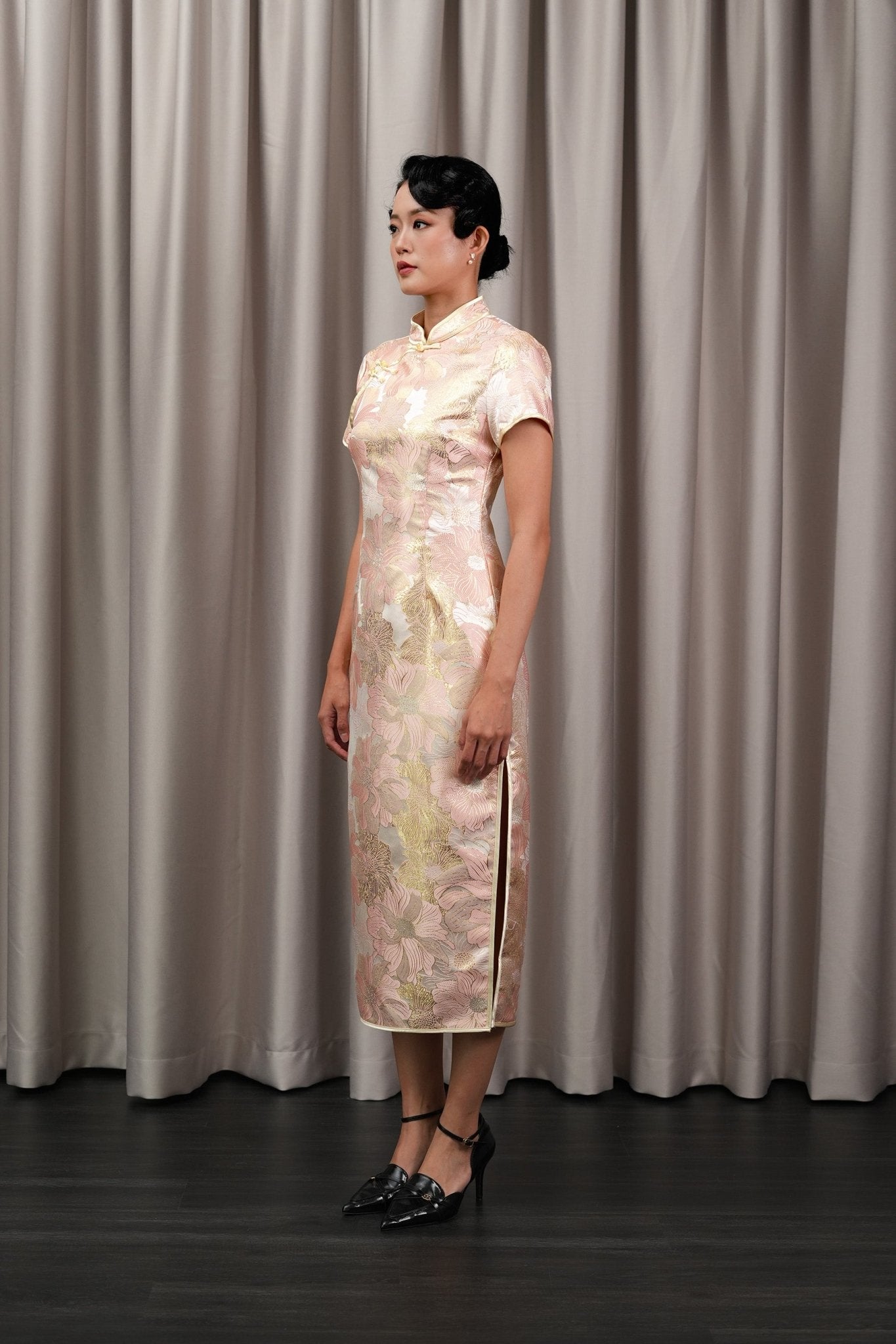 The Huā Collection Women Fitted Cheongsam in 蕊 Blossom Jacquard Gold - Umbi