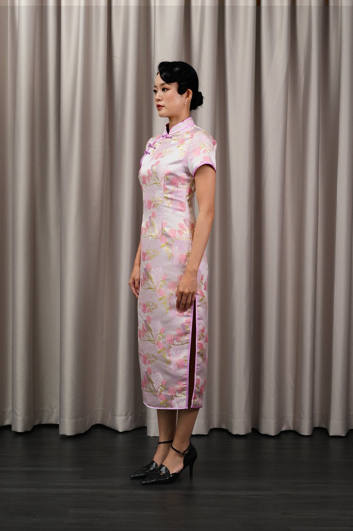 The Huā Collection Women Fitted Cheongsam in 蕊 Blossom Jacquard Lilac - Umbi