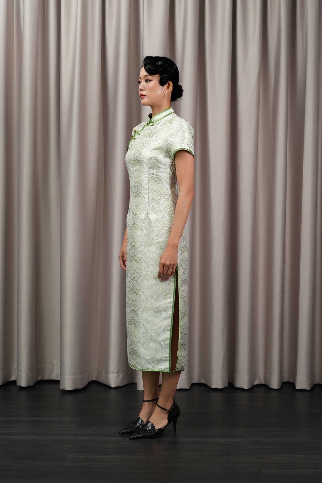 The Huā Collection Women Fitted Cheongsam in 韵 Cadence Jacquard Green - Umbi
