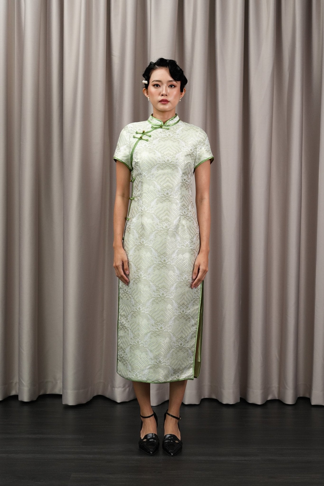 The Huā Collection Women Fitted Cheongsam in 韵 Cadence Jacquard Green - Umbi