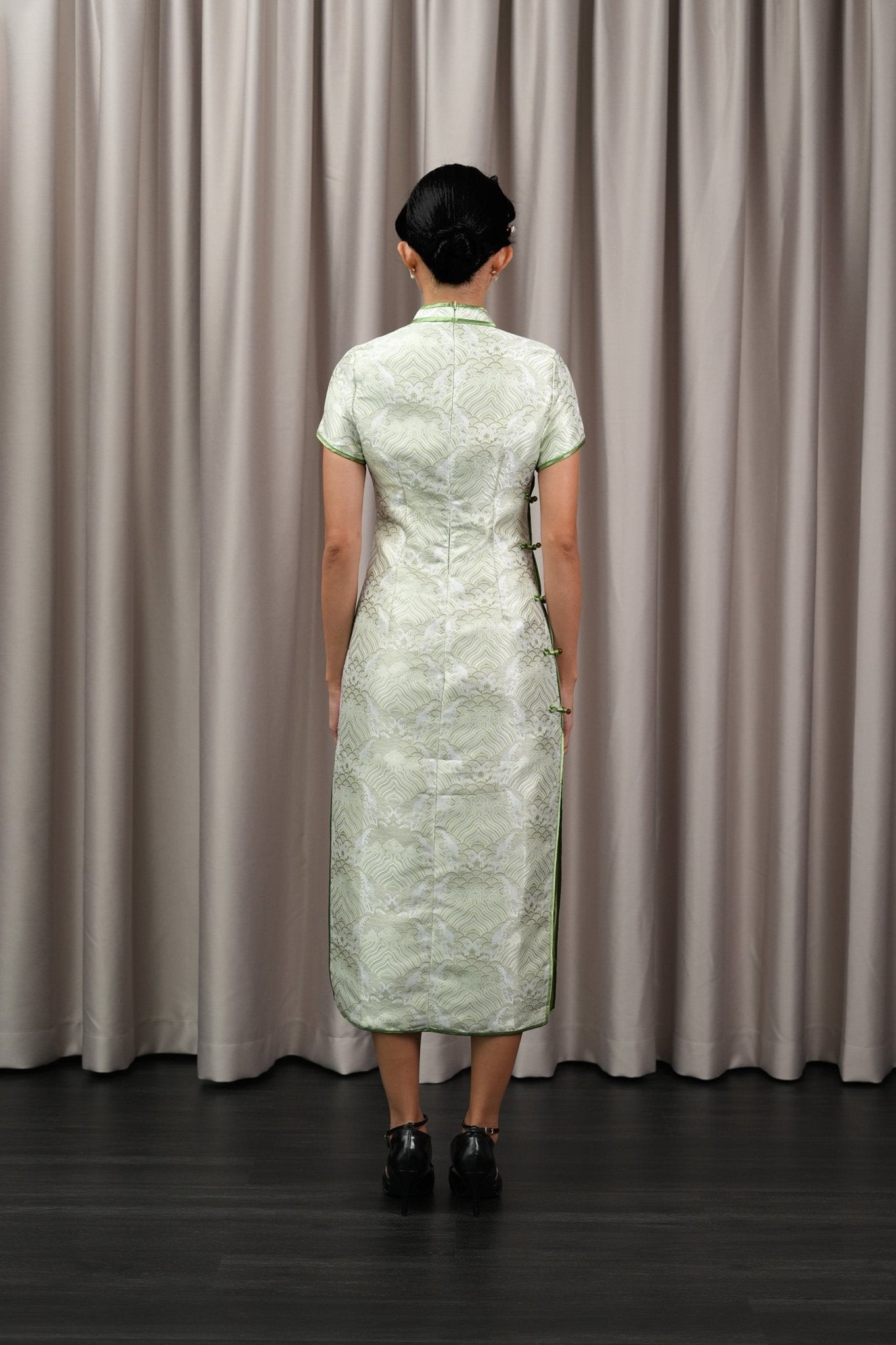 The Huā Collection Women Fitted Cheongsam in 韵 Cadence Jacquard Green - Umbi