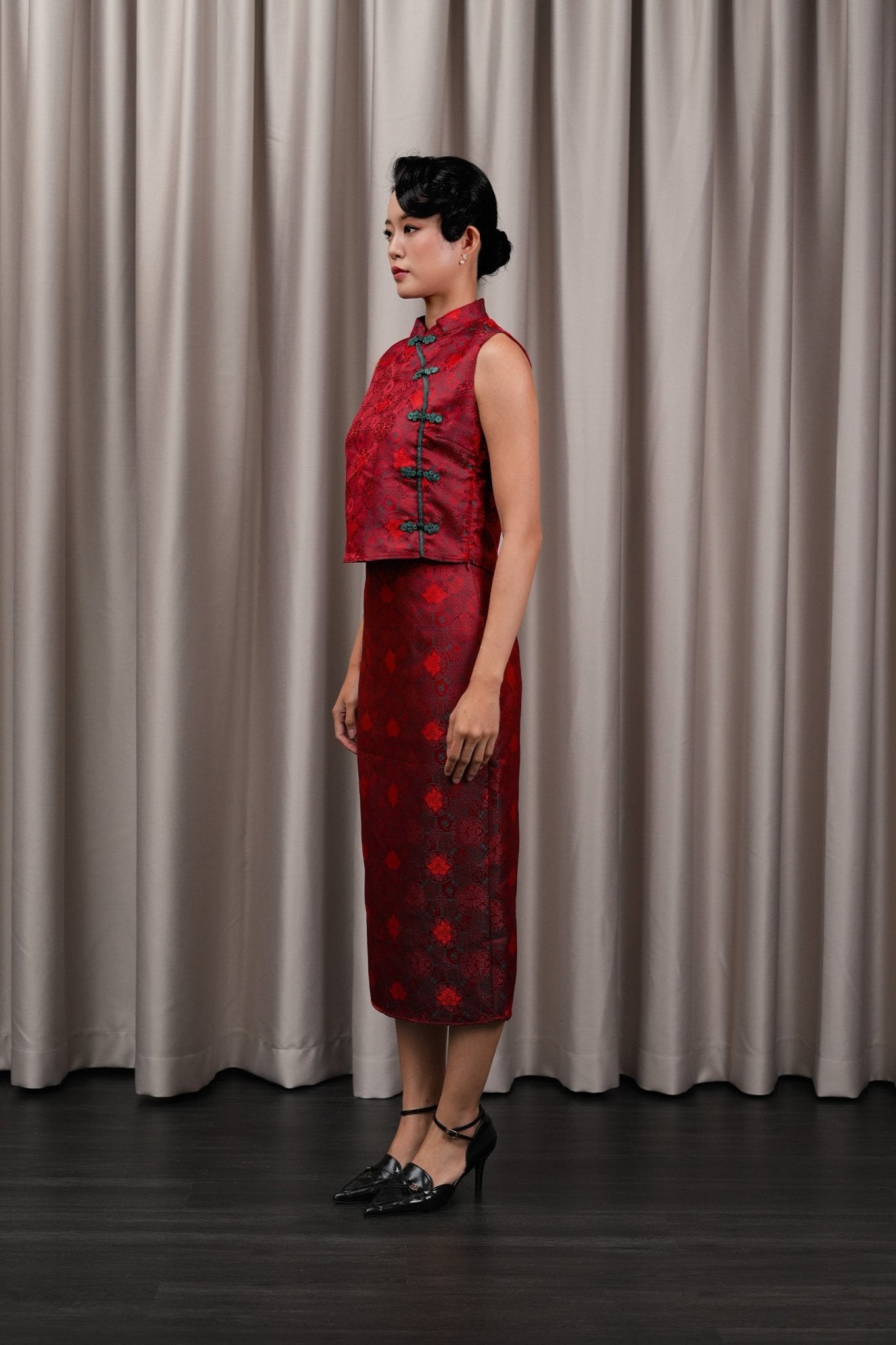 The Huā Collection Women Sleeveless Oriental Blouse in 韵 Cadence Jacquard Dark Red - Umbi