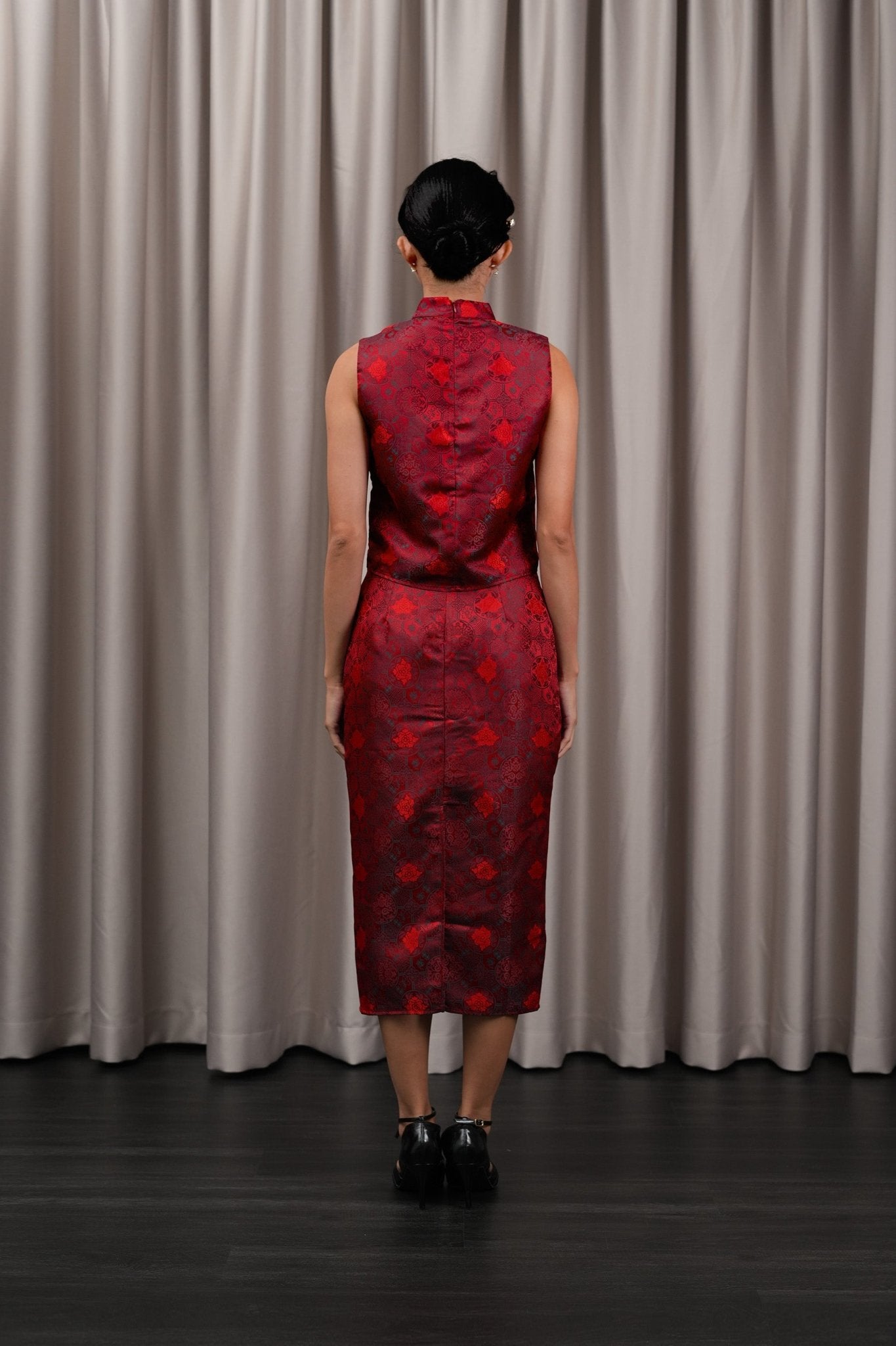 The Huā Collection Women Sleeveless Oriental Blouse in 韵 Cadence Jacquard Dark Red - Umbi