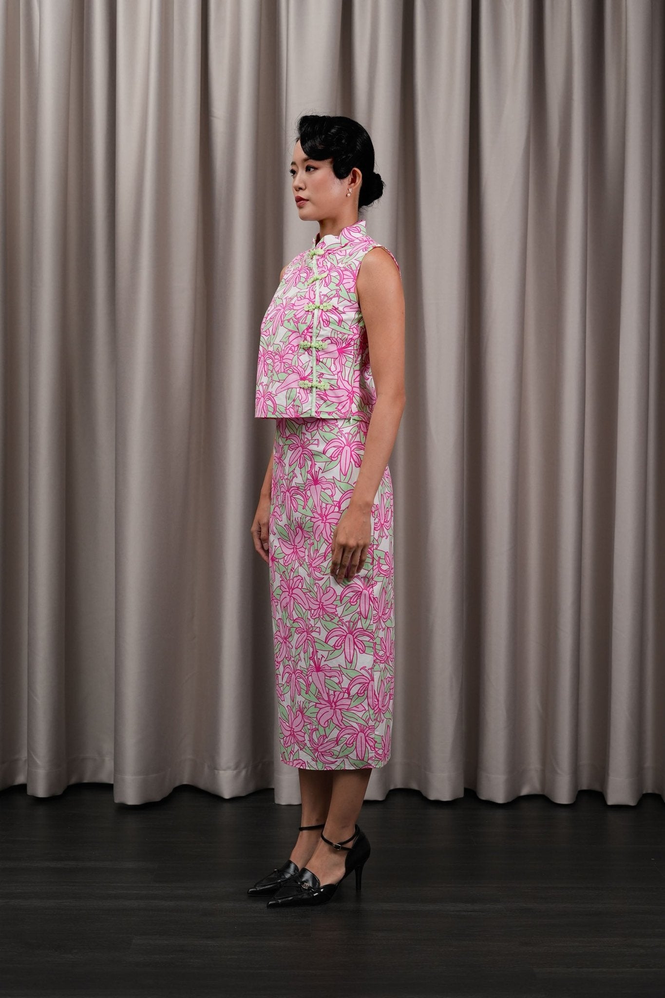 The Huā Collection Women Sleeveless Oriental Blouse in 熙 Luna Lily - Umbi