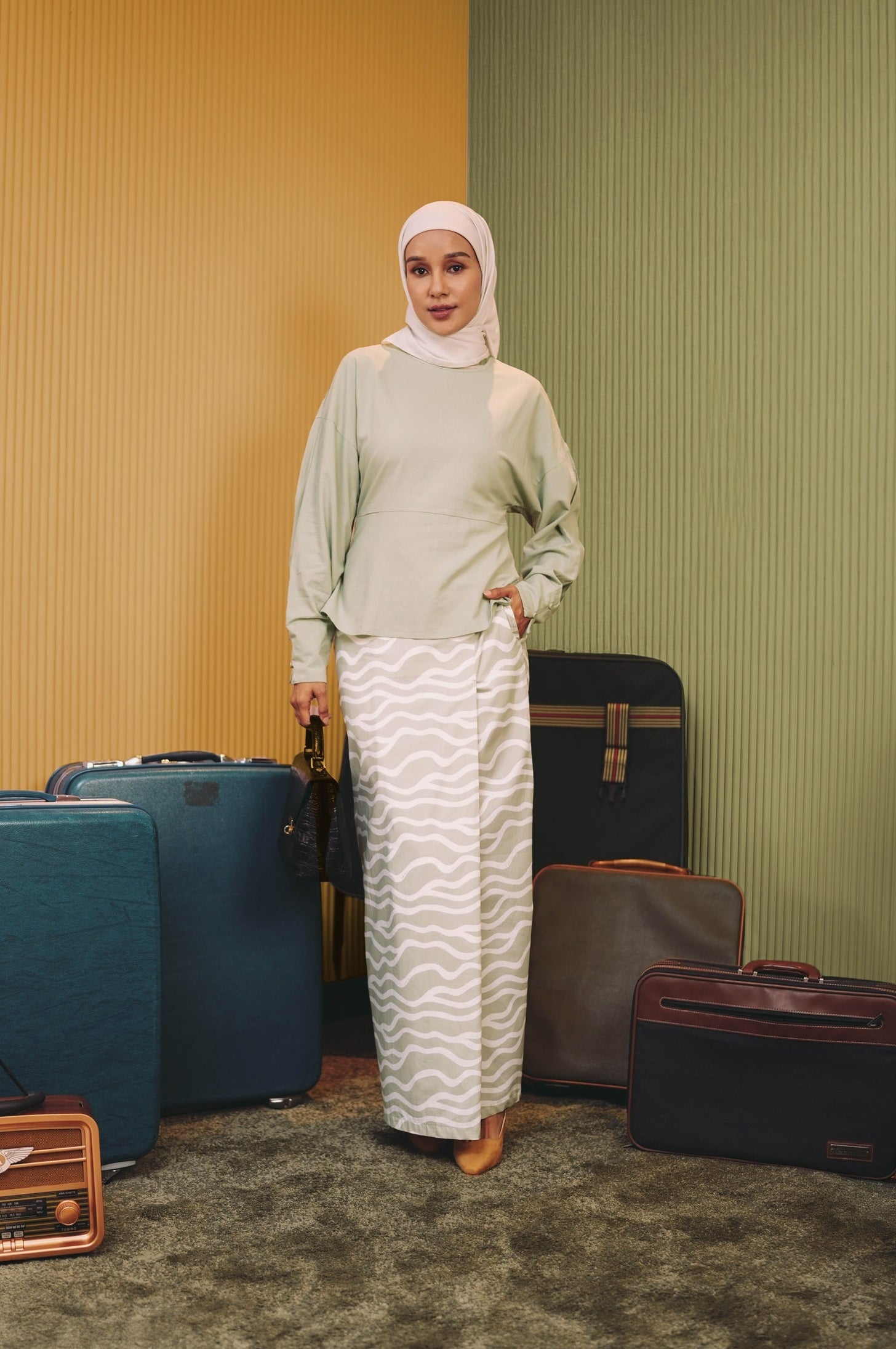 The Early Check-in Collection Women Classic Skirt in Meadow Print