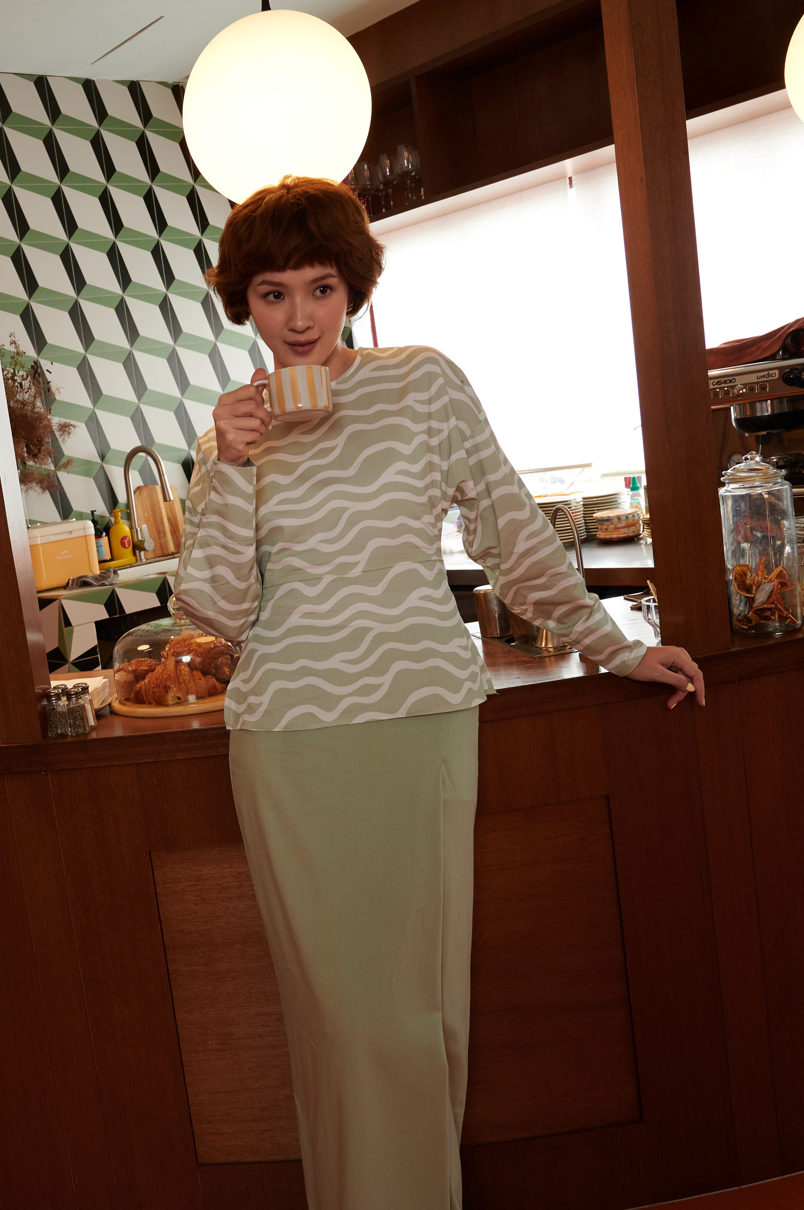 The Early Check-in Collection Women Long Sleeve Fitted Waist Blouse in Meadow Print