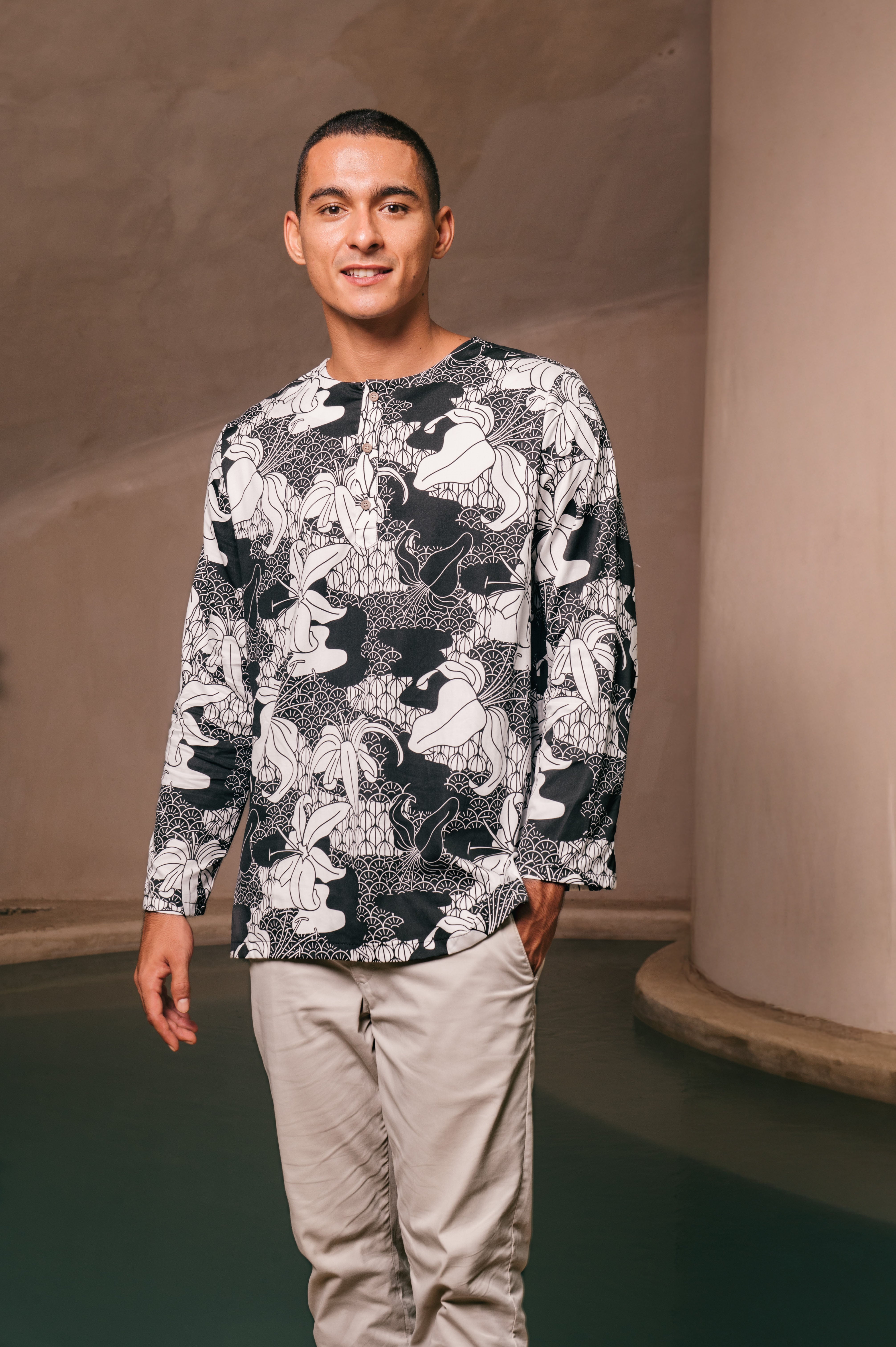 The Embun Collection Men Kurta in Black & White Banjaran Print