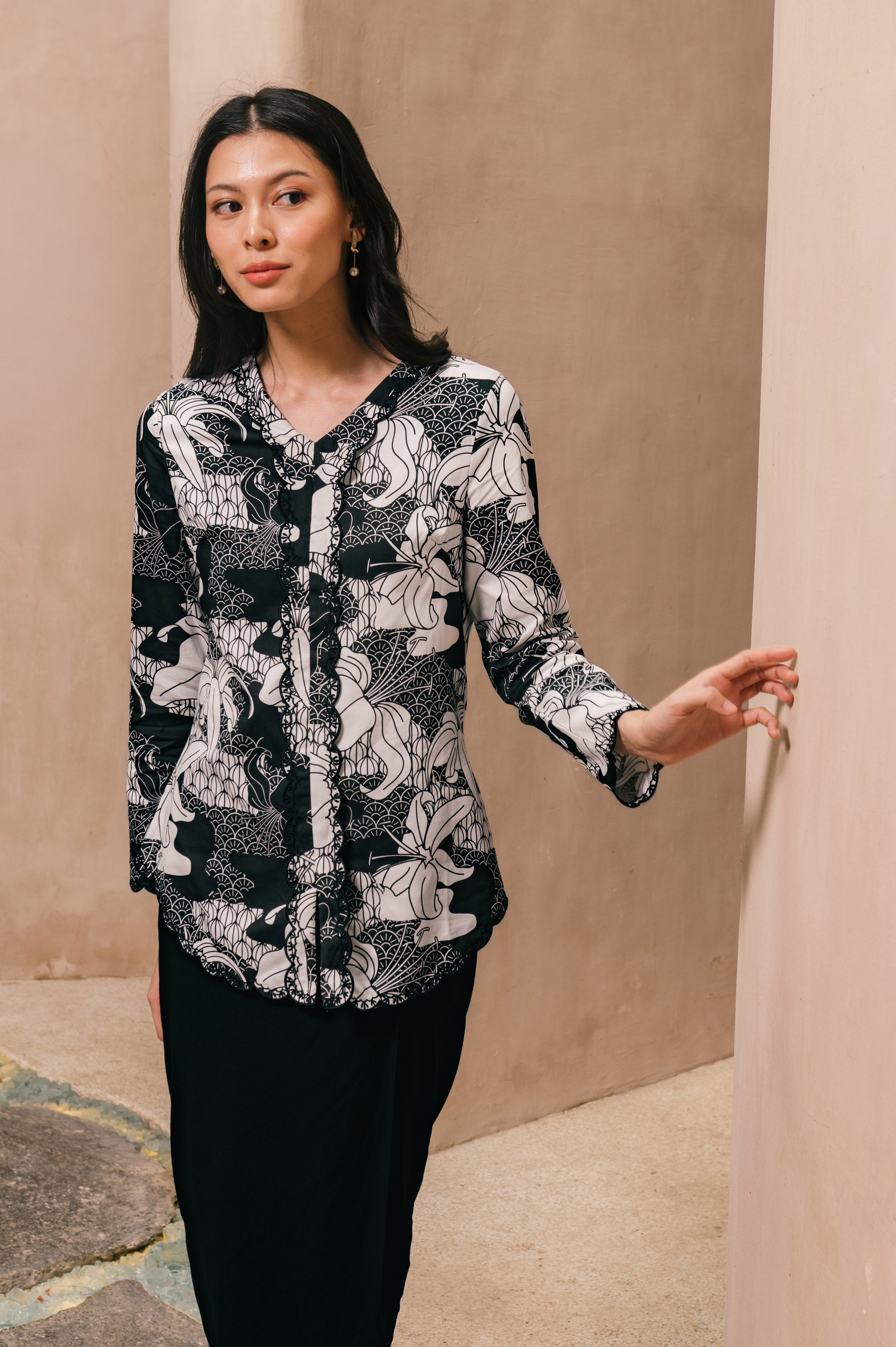 The Embun Collection Women Embroidered Kebaya Top in Black & White Banjaran Print
