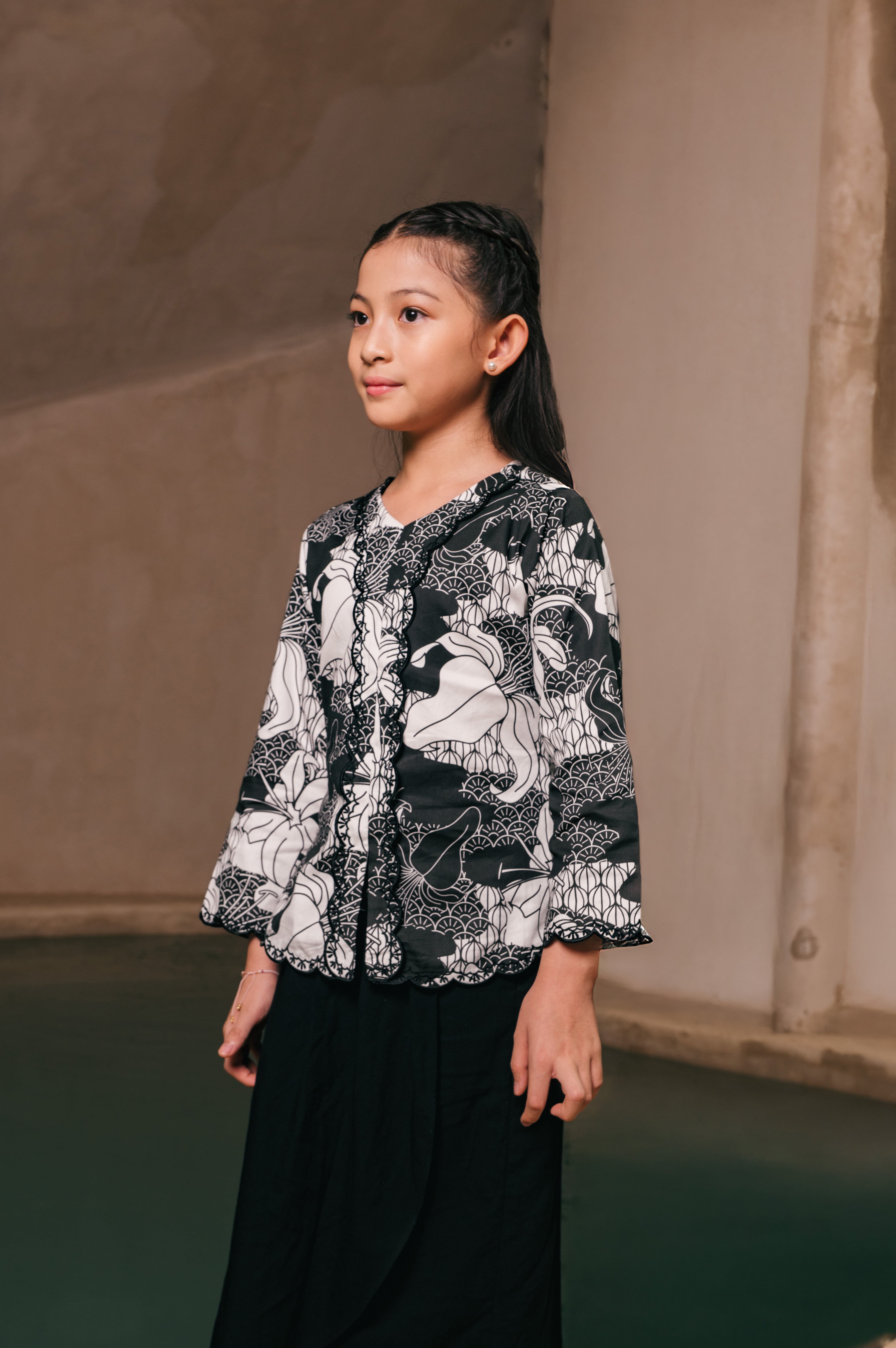 The Embun Collection Girl Embroidered Fitted Kebaya in Black & White Banjaran Print