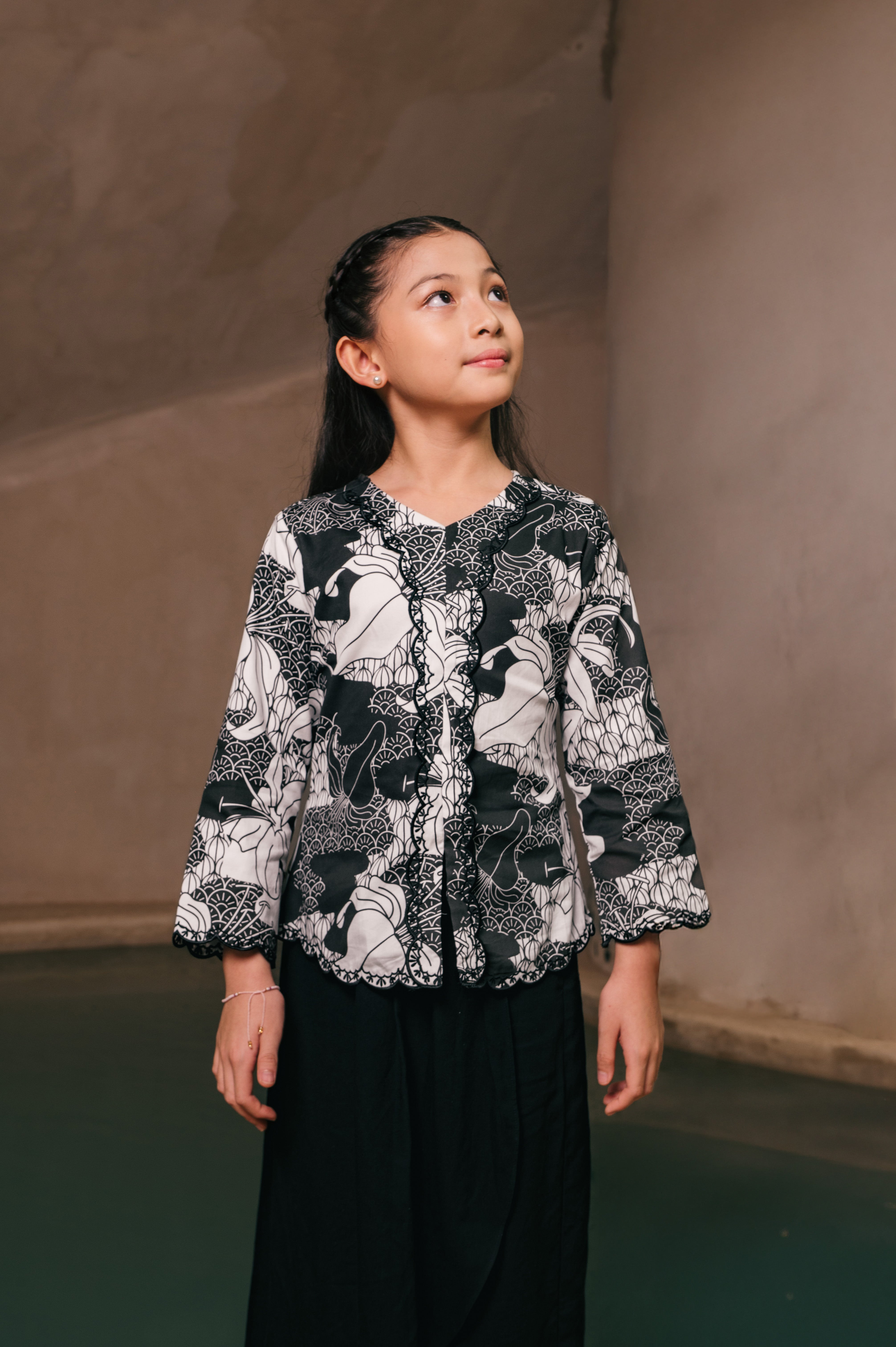 The Embun Collection Girl Embroidered Fitted Kebaya in Black & White Banjaran Print