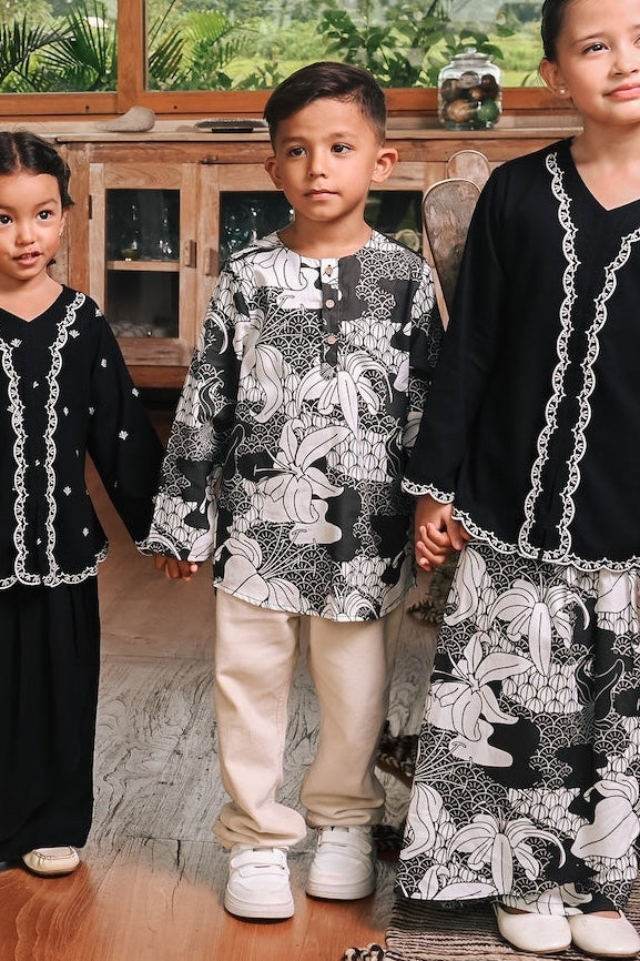 The Embun Collection Boy Kurta in Black & White Banjaran Print