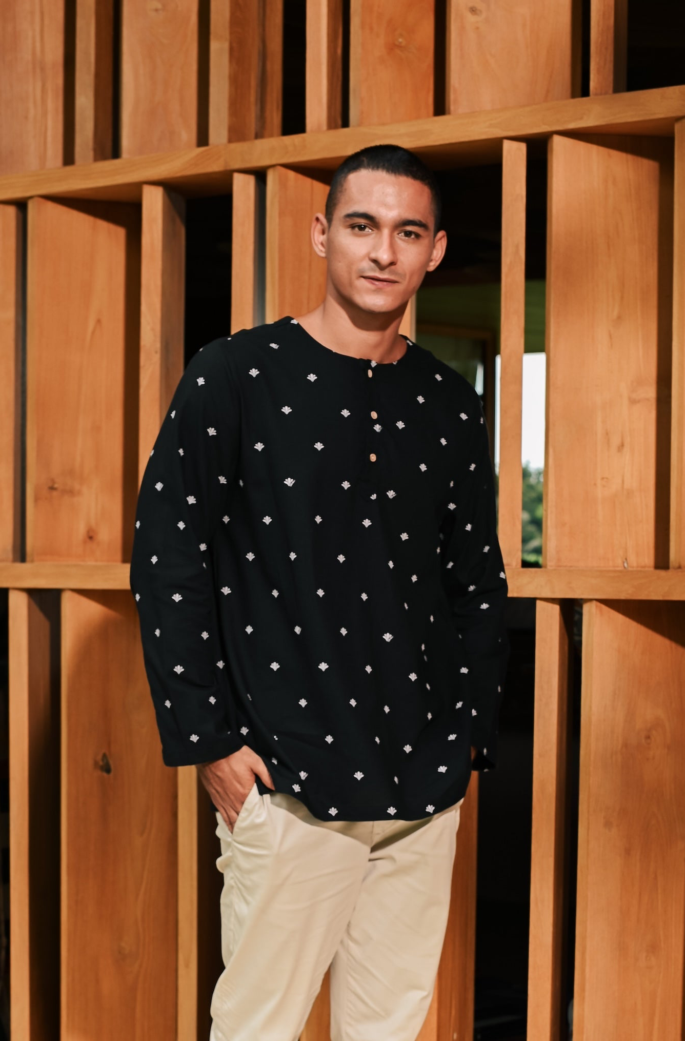 The Embun Collection Men Kurta in Black Pelita Print