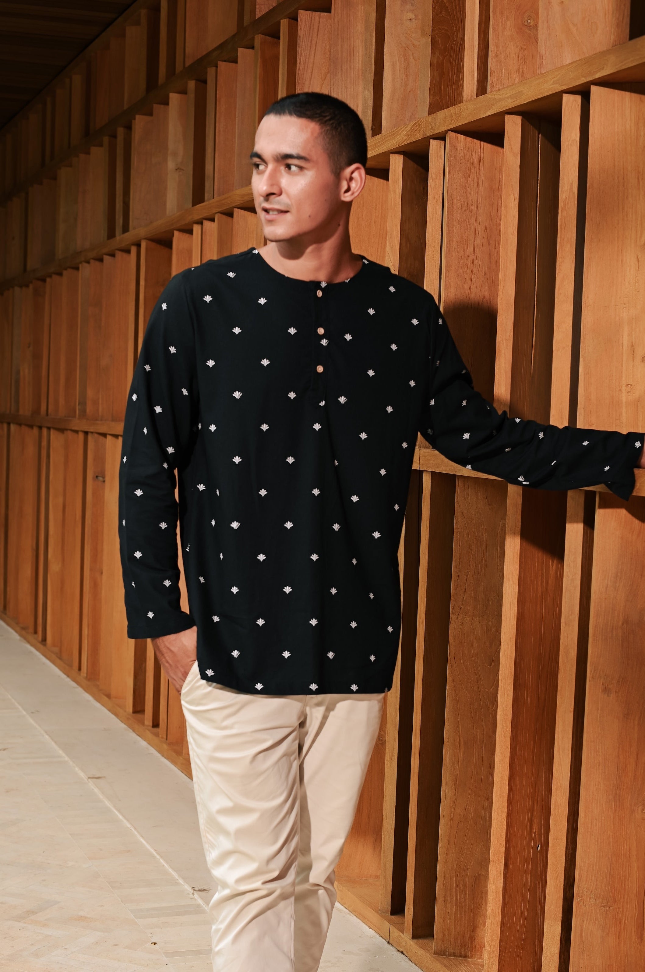 The Embun Collection Men Kurta in Black Pelita Print