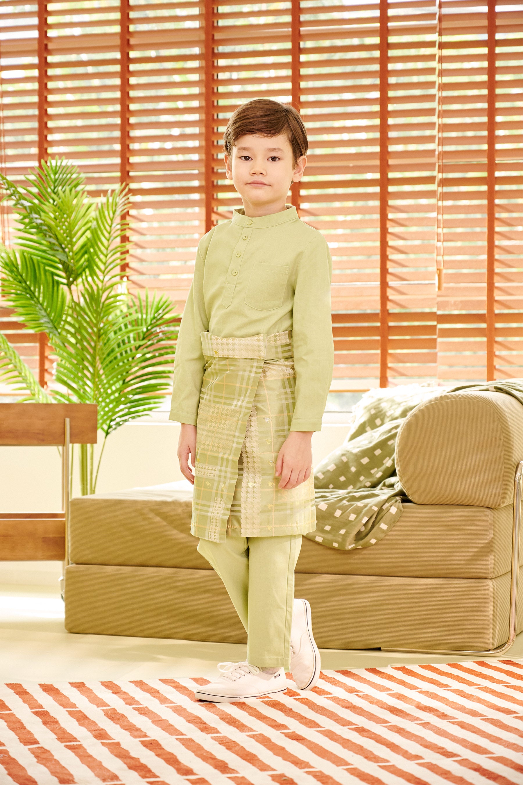 5-6 years old boy posing in weave pattern green sampin