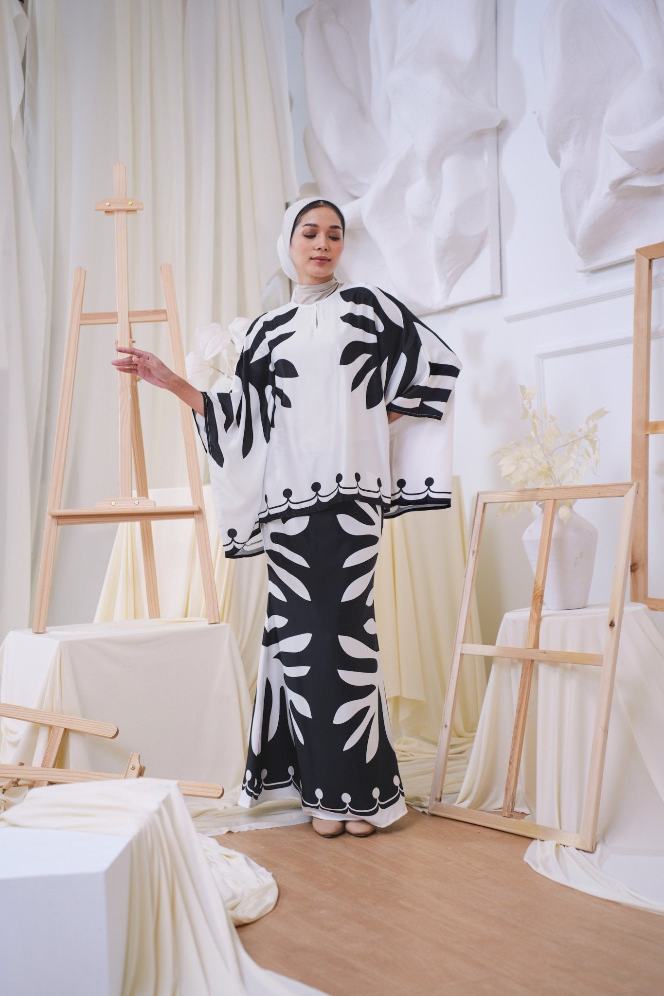 The Canvas Collection Women Saloma Kaftan Set Black & White Ivy Print - Umbi