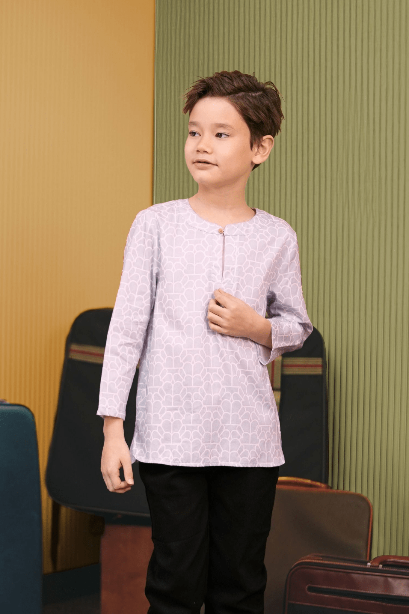 The Early Check - in Collection Boy Teluk Belanga in Ballroom Print - Umbi