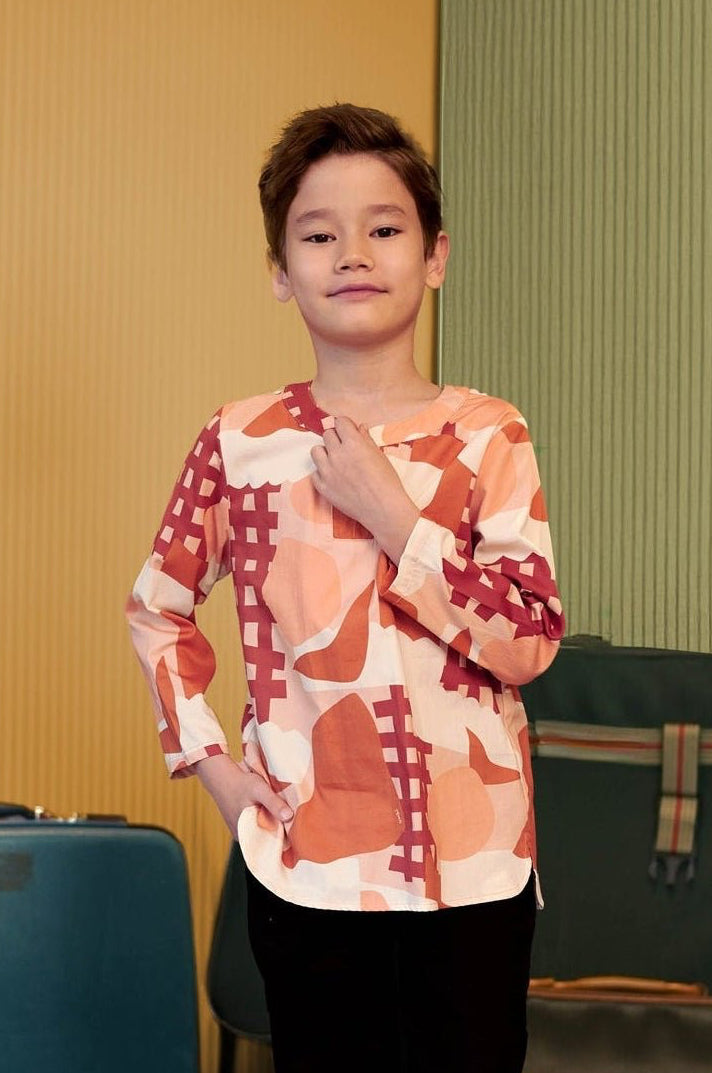 The Early Check - in Collection Boy Teluk Belanga in Cranberry Print - Umbi
