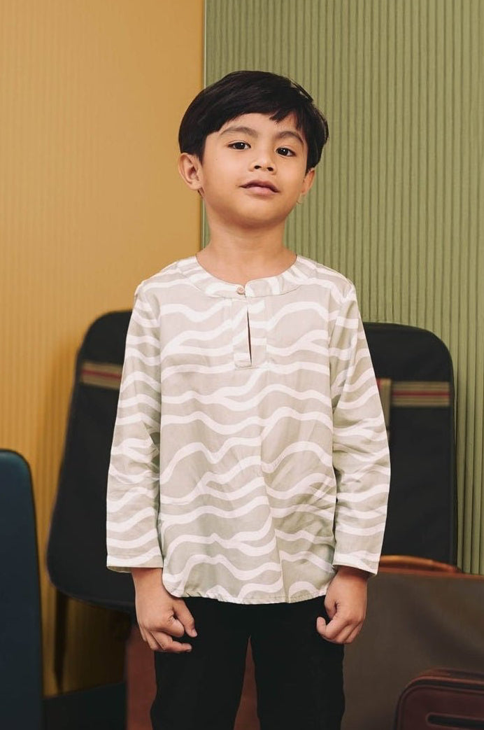 The Early Check - in Collection Boy Teluk Belanga in Meadow Print - Umbi