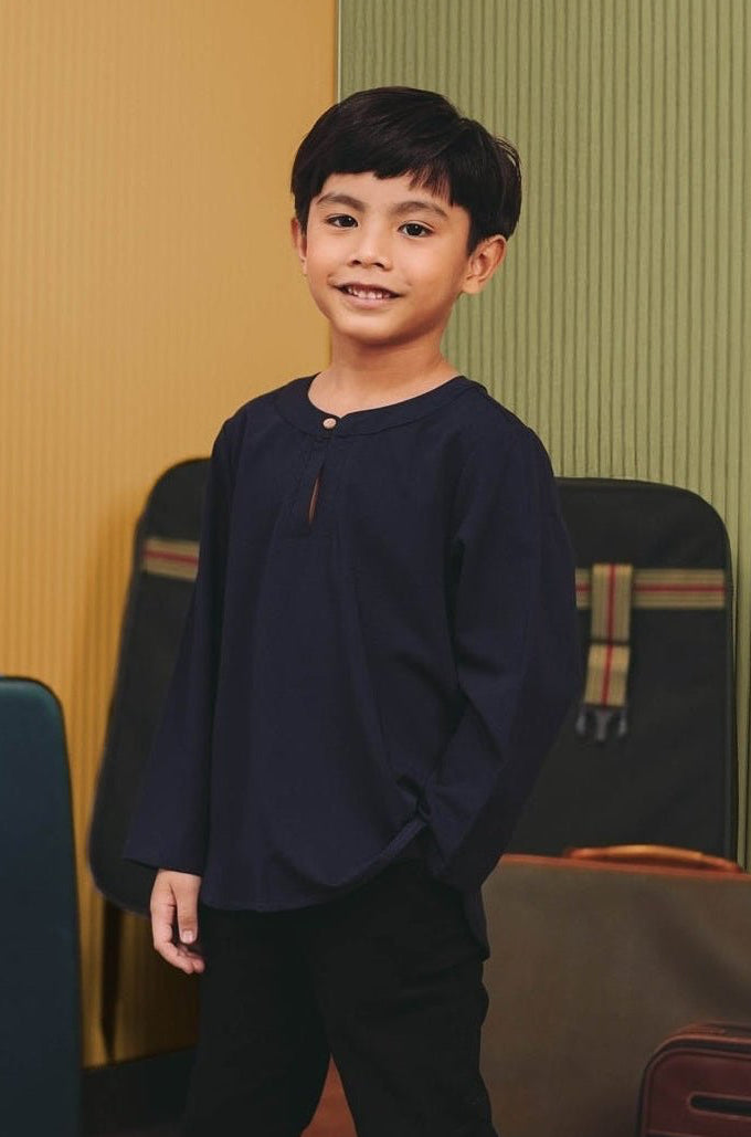 The Early Check - in Collection Boy Teluk Belanga in Midnight Blue - Umbi