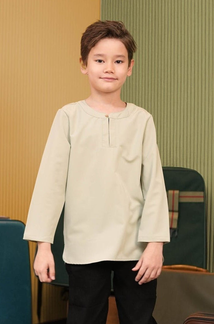 The Early Check - in Collection Boy Teluk Belanga in Mint Green - Umbi