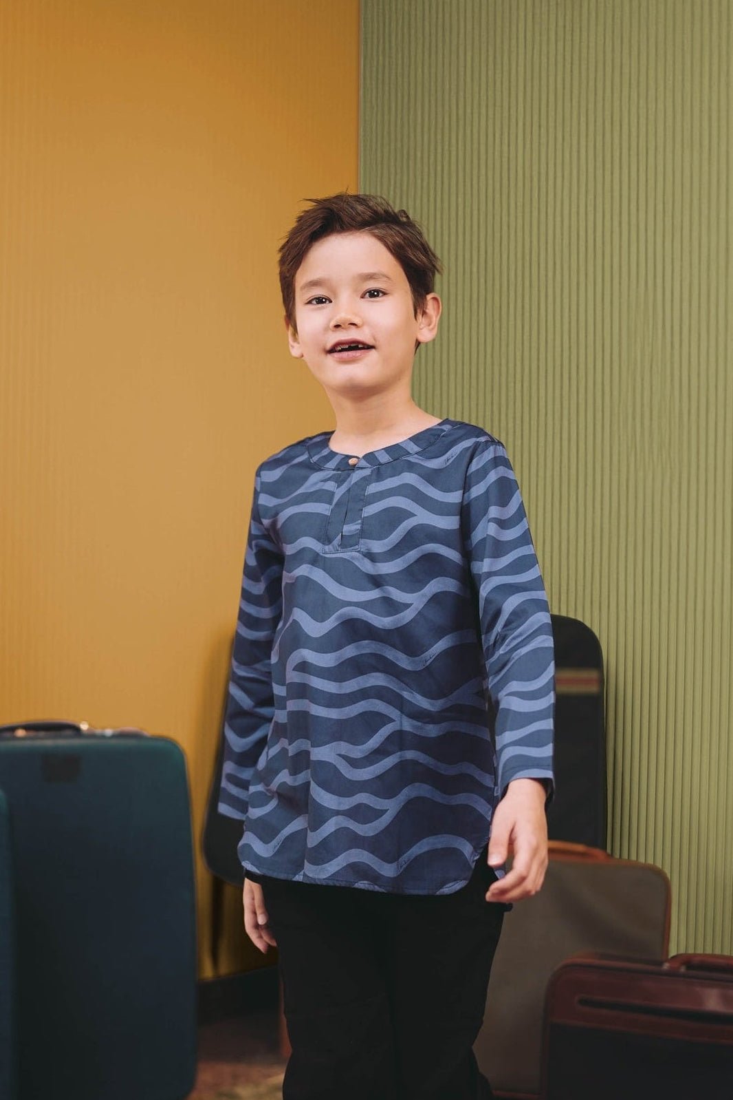 The Early Check - in Collection Boy Teluk Belanga in Ombak Print - Umbi