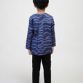 The Early Check - in Collection Boy Teluk Belanga in Ombak Print - Umbi
