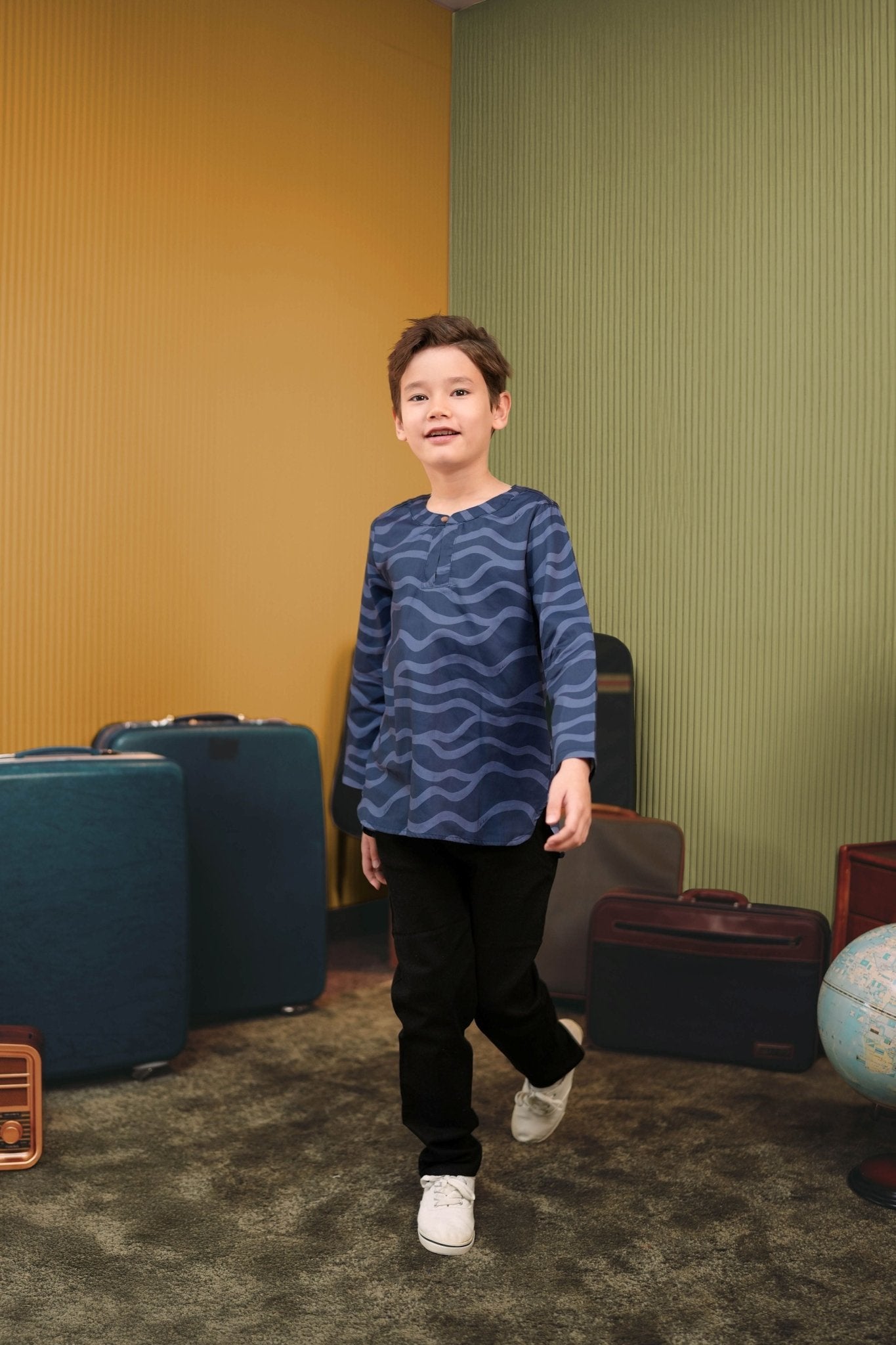 The Early Check - in Collection Boy Teluk Belanga in Ombak Print - Umbi