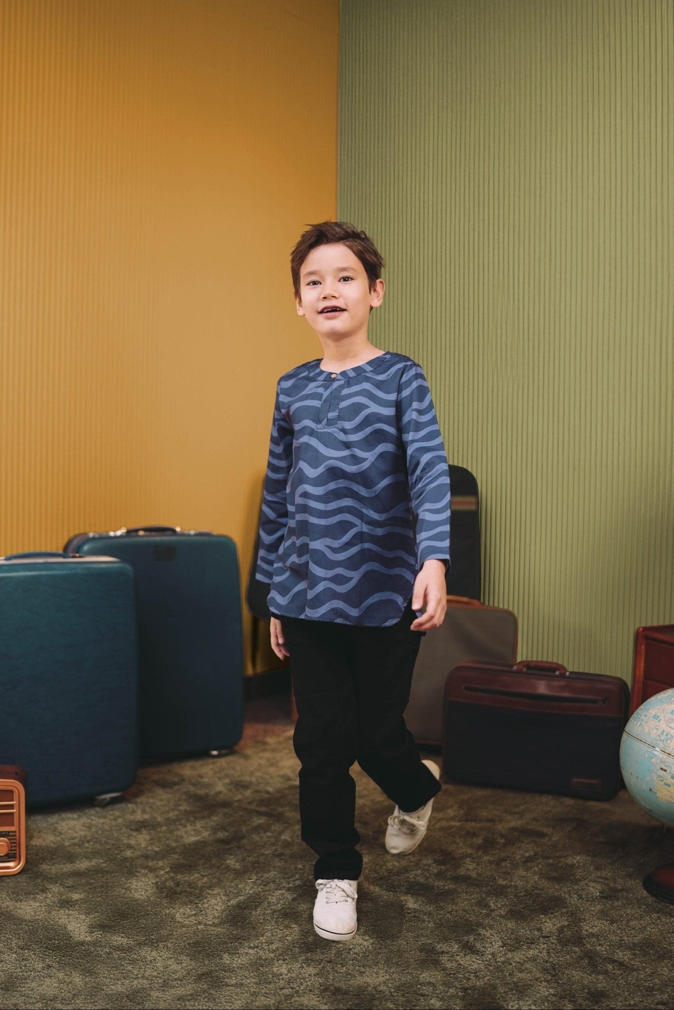 The Early Check - in Collection Boy Teluk Belanga in Ombak Print - Umbi