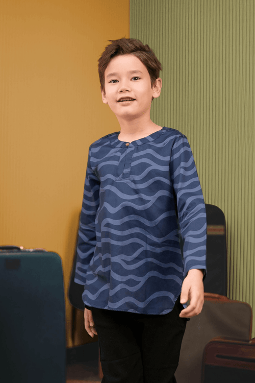 The Early Check-in Collection Boy Teluk Belanga in Ombak Print