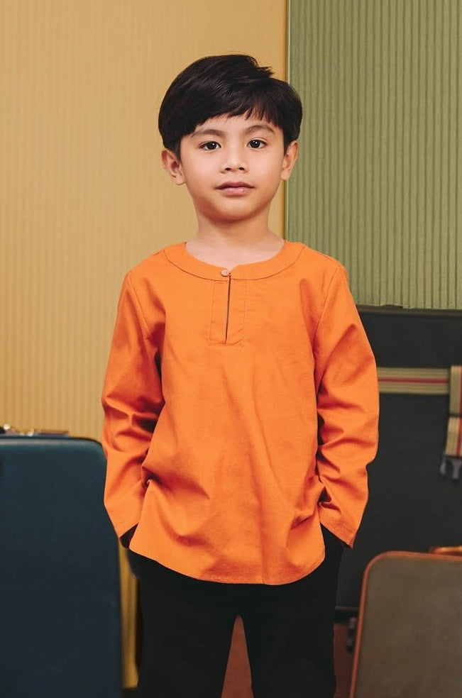 The Early Check - in Collection Boy Teluk Belanga in Orange - Umbi