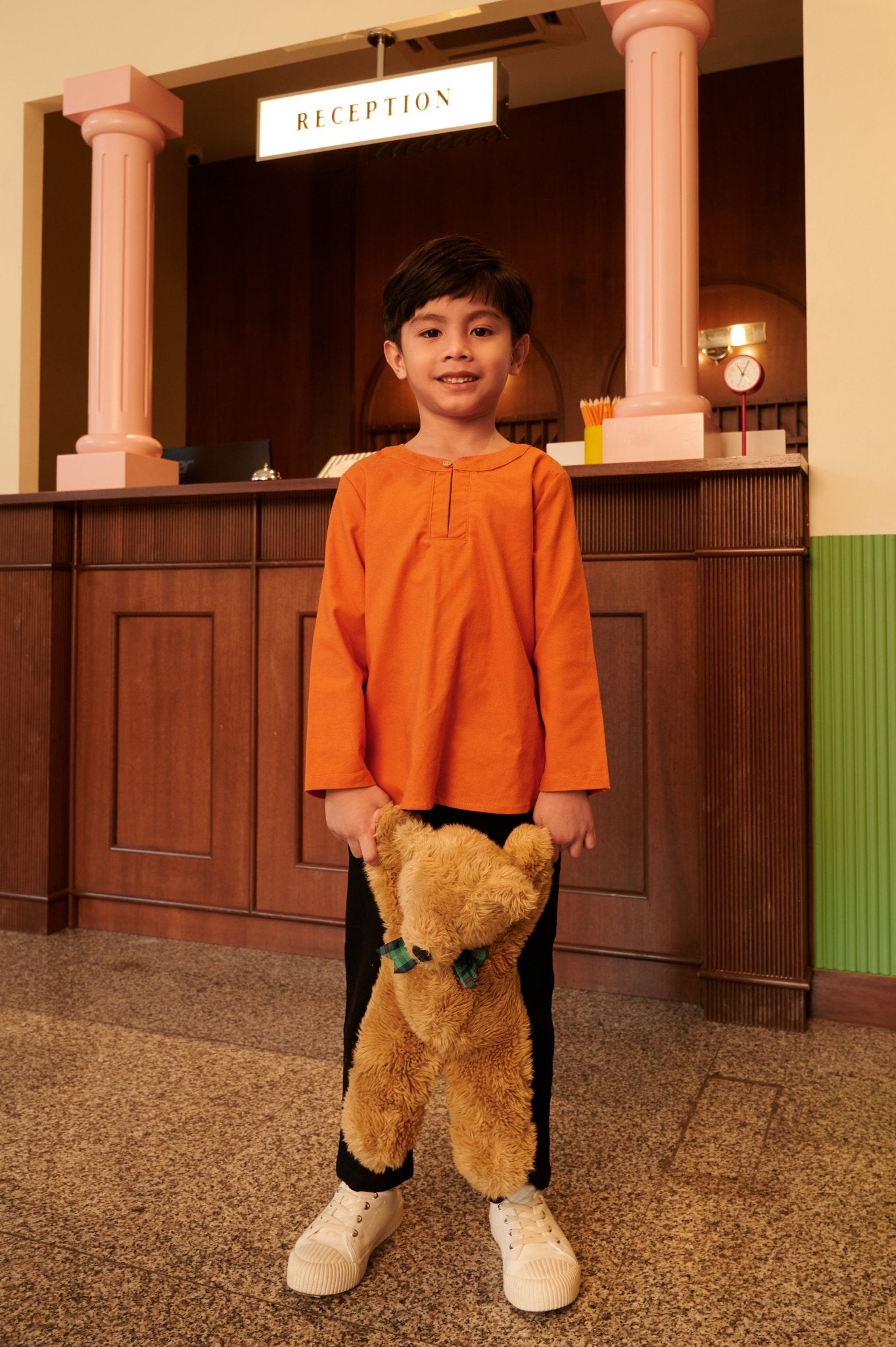 The Early Check - in Collection Boy Teluk Belanga in Orange - Umbi