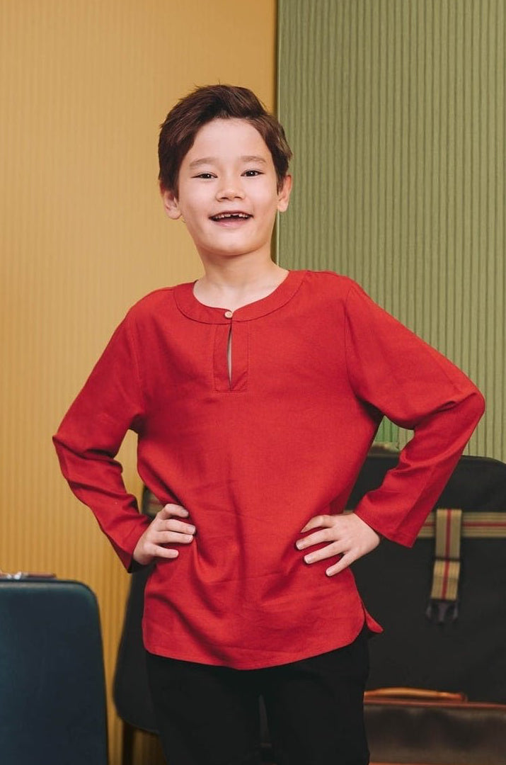 The Early Check - in Collection Boy Teluk Belanga in Terracotta - Umbi