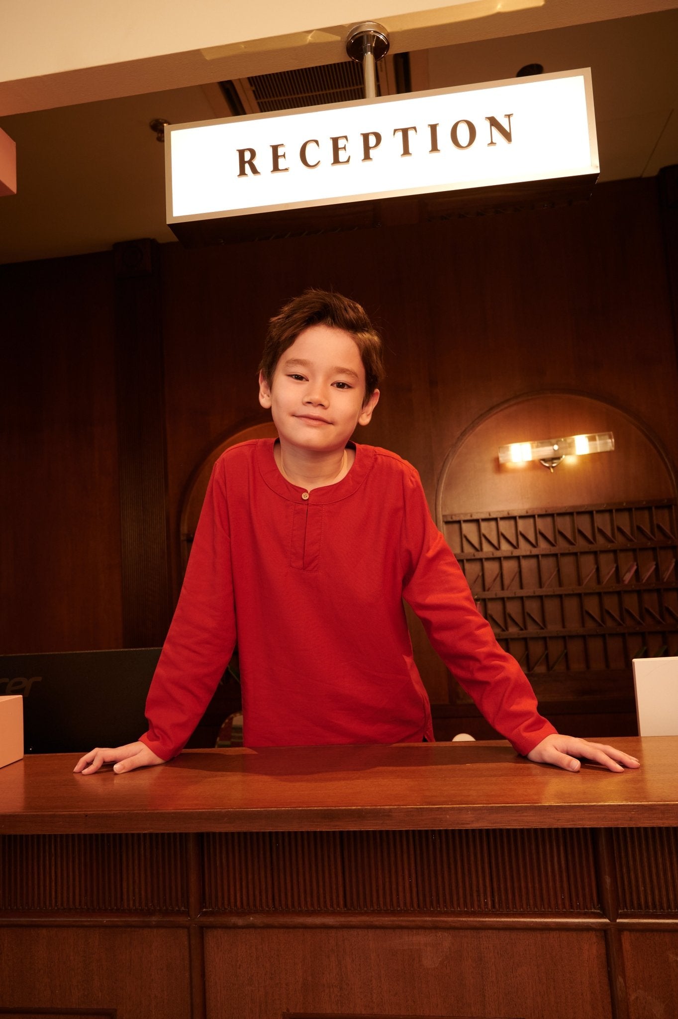 The Early Check - in Collection Boy Teluk Belanga in Terracotta - Umbi