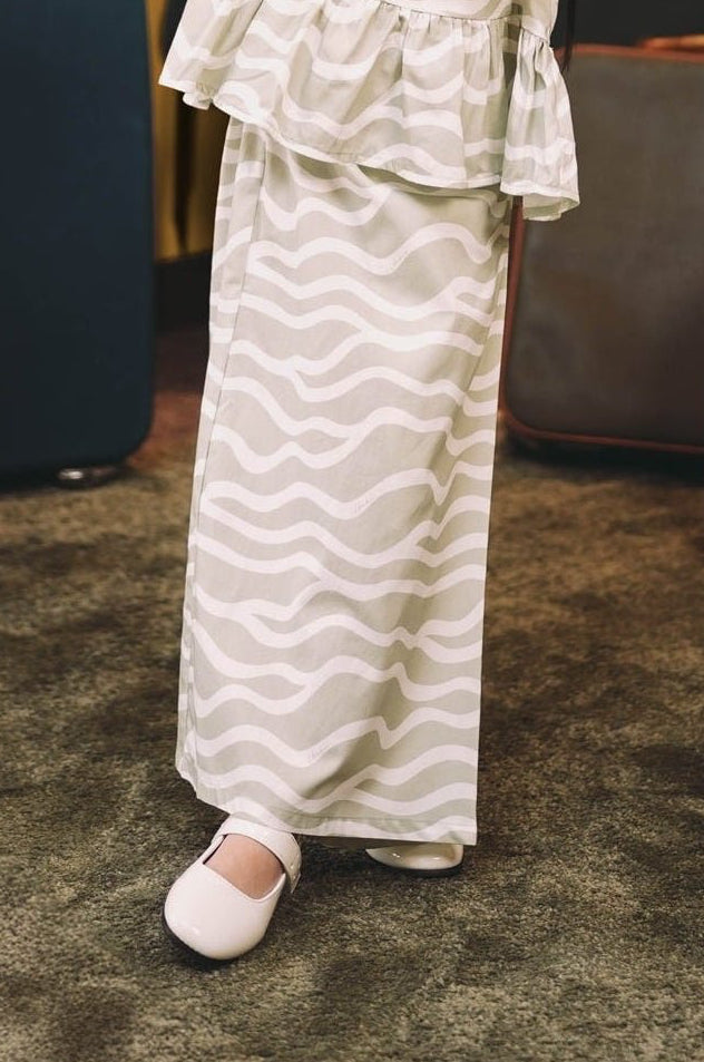 The Early Check - in Collection Girl Classic Skirt in Meadow Print - Umbi