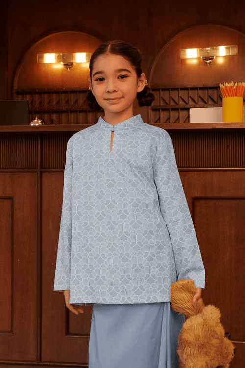 The Early Check-in Collection Girl Mandarin Collar Kurung Top in Snowflake Print
