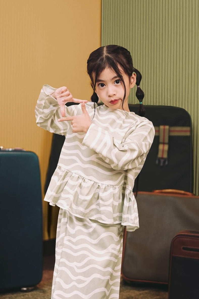 The Early Check - in Collection Girl Ruffles Top in Meadow Print - Umbi