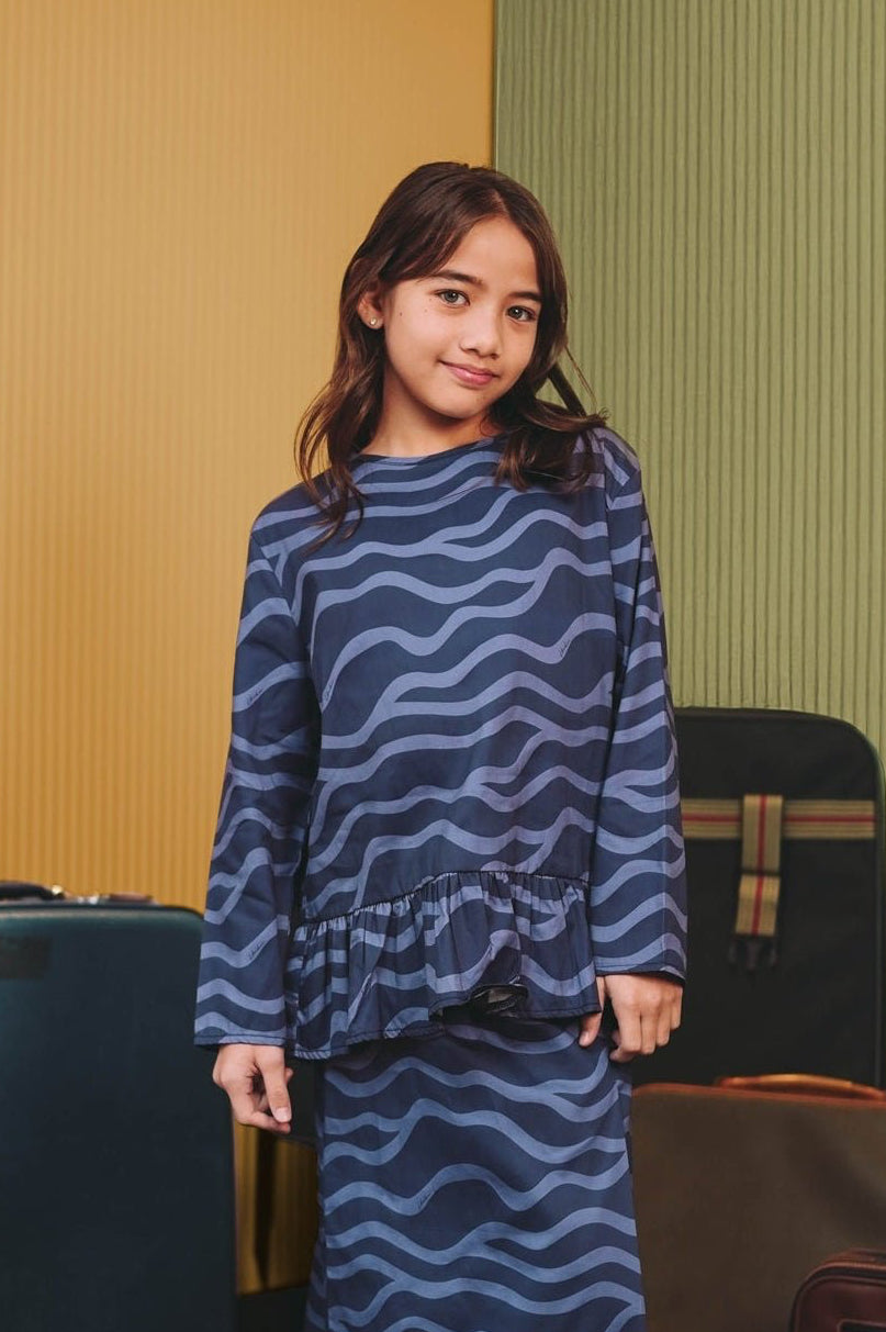 The Early Check - in Collection Girl Ruffles Top in Ombak Print - Umbi