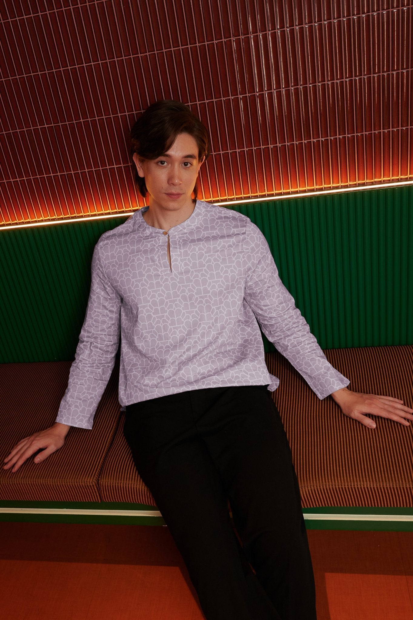 The Early Check - in Collection Men Teluk Belanga in Ballroom Print - Umbi