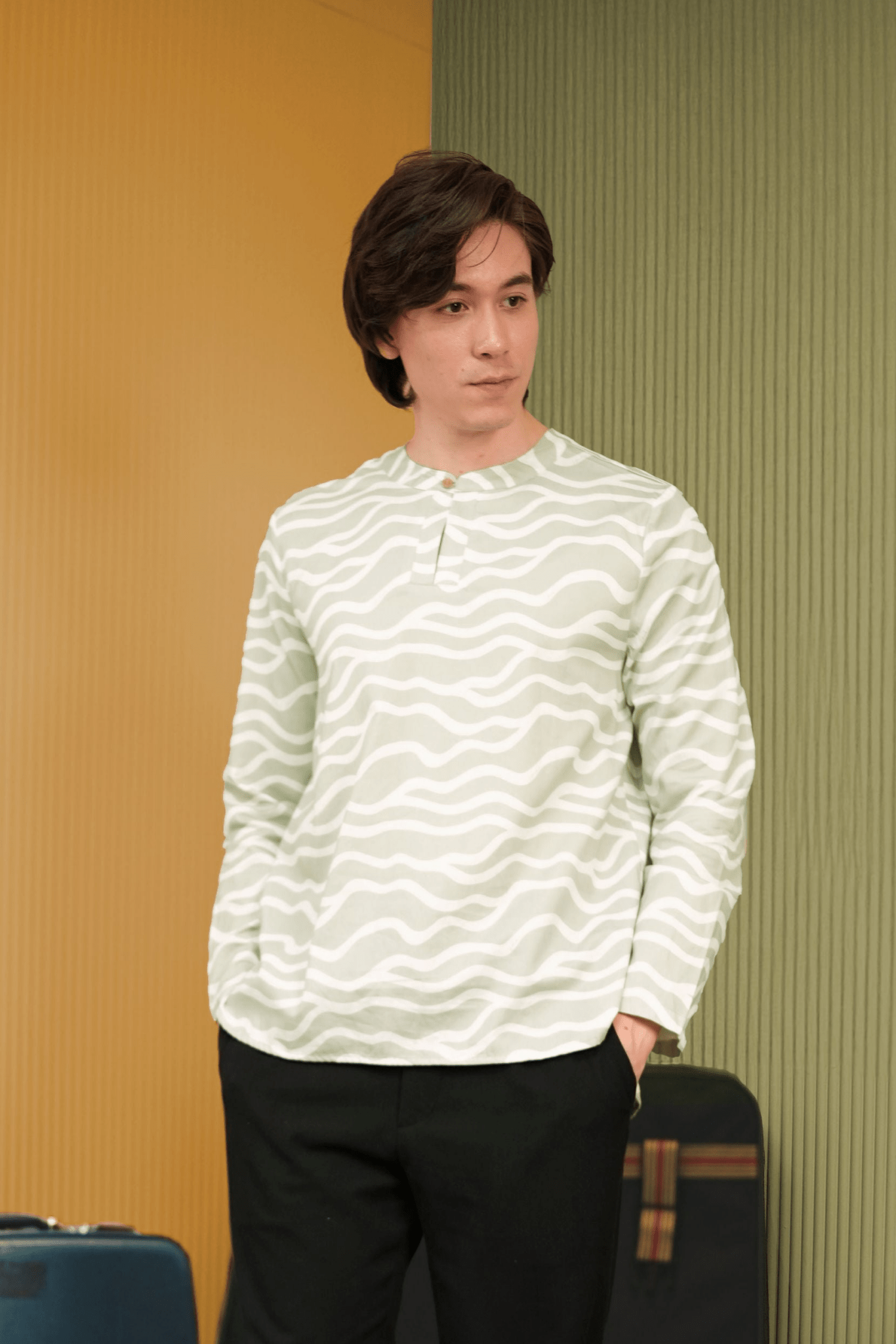 The Early Check - in Collection Men Teluk Belanga in Meadow Print - Umbi