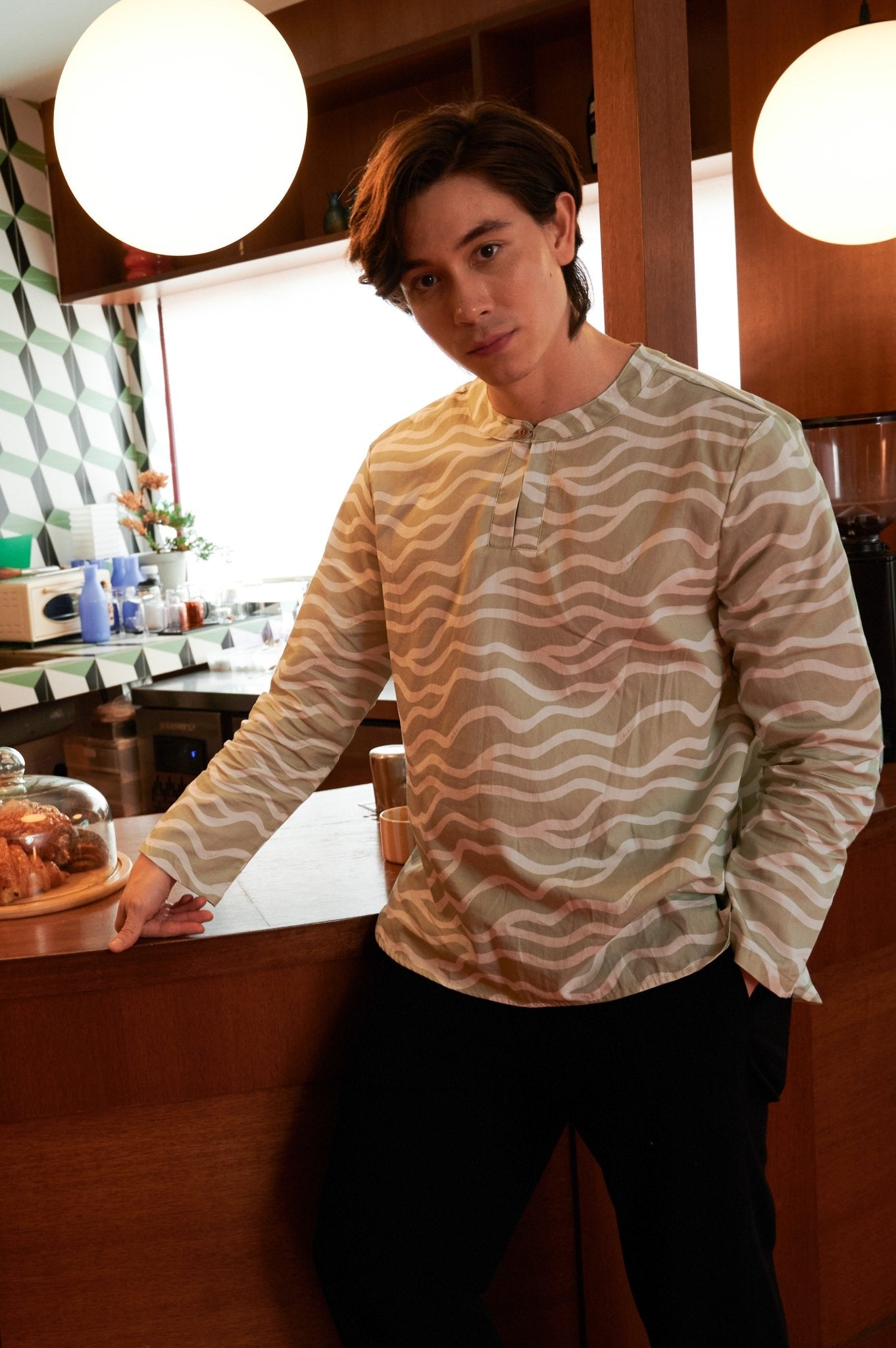 The Early Check - in Collection Men Teluk Belanga in Meadow Print - Umbi