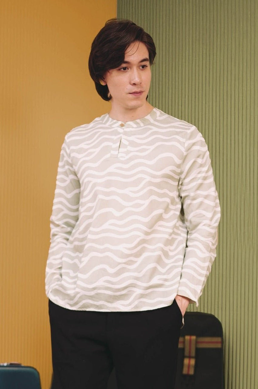 The Early Check - in Collection Men Teluk Belanga in Meadow Print - Umbi