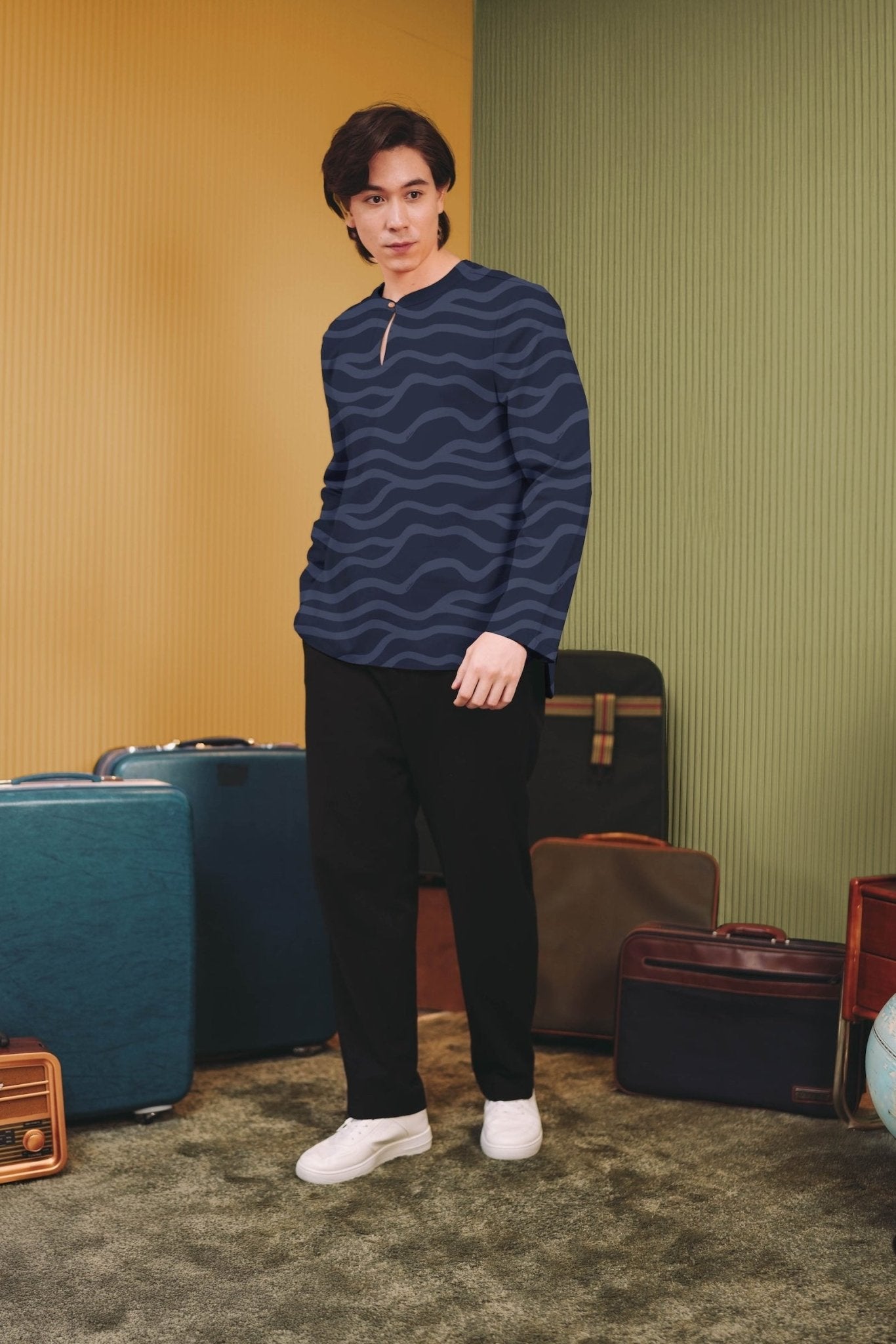 The Early Check - in Collection Men Teluk Belanga in Ombak Print - Umbi