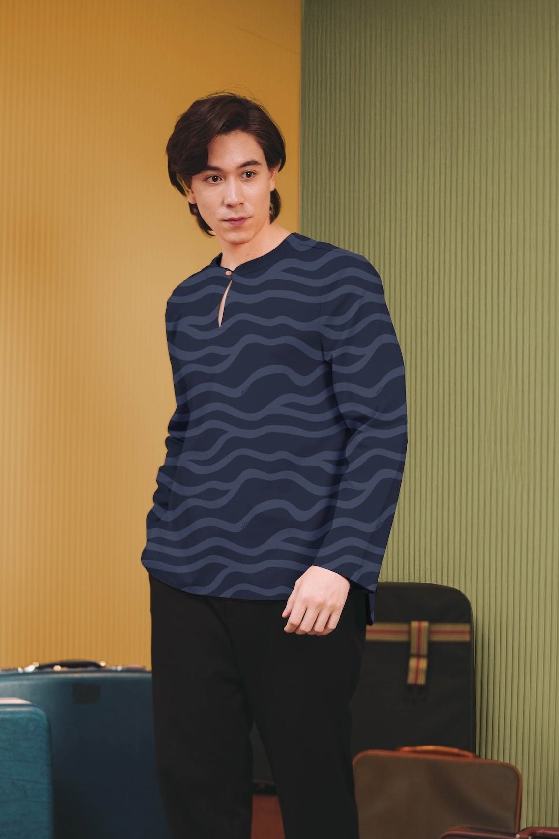 The Early Check - in Collection Men Teluk Belanga in Ombak Print - Umbi